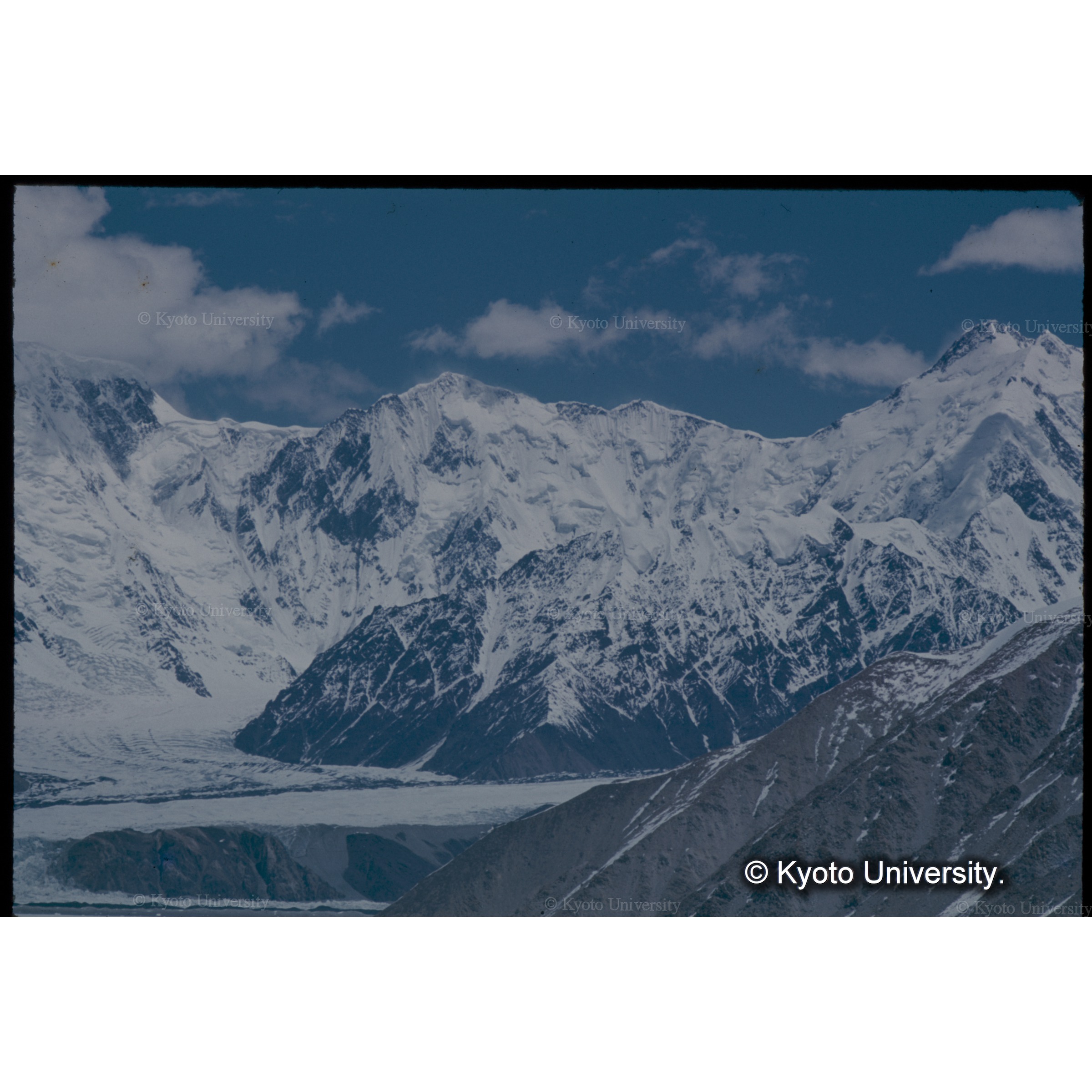 シアチェン、テラムシェール（右）両氷河合流点　背景テラム・カンリとアプサラサス　　　　　　　　　　　　　　　　　　　　　　　　　　　　　　　　　　　　　　　　　　　　　　　　　 (1)