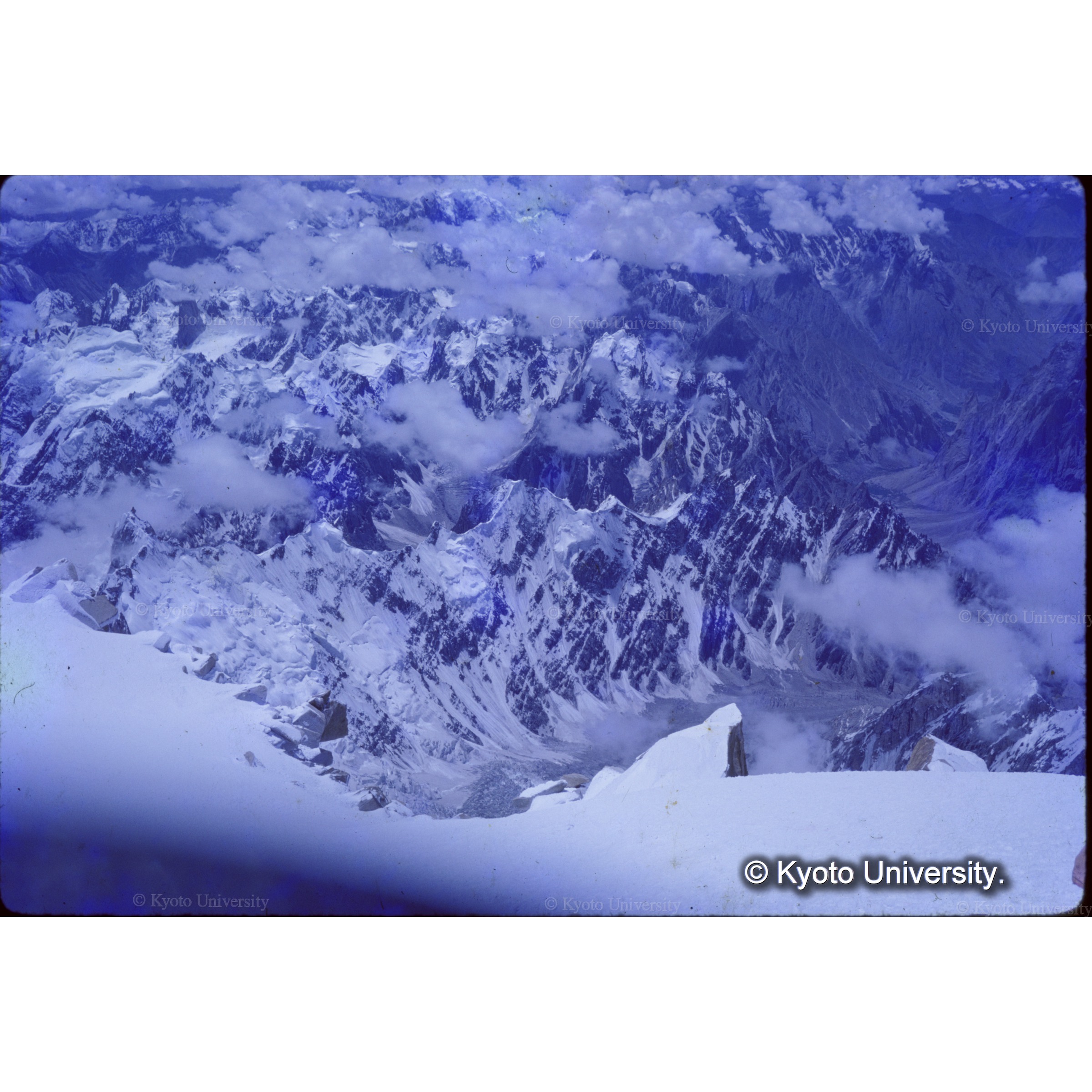 シェルピガン氷河の内院をみおろす (1)