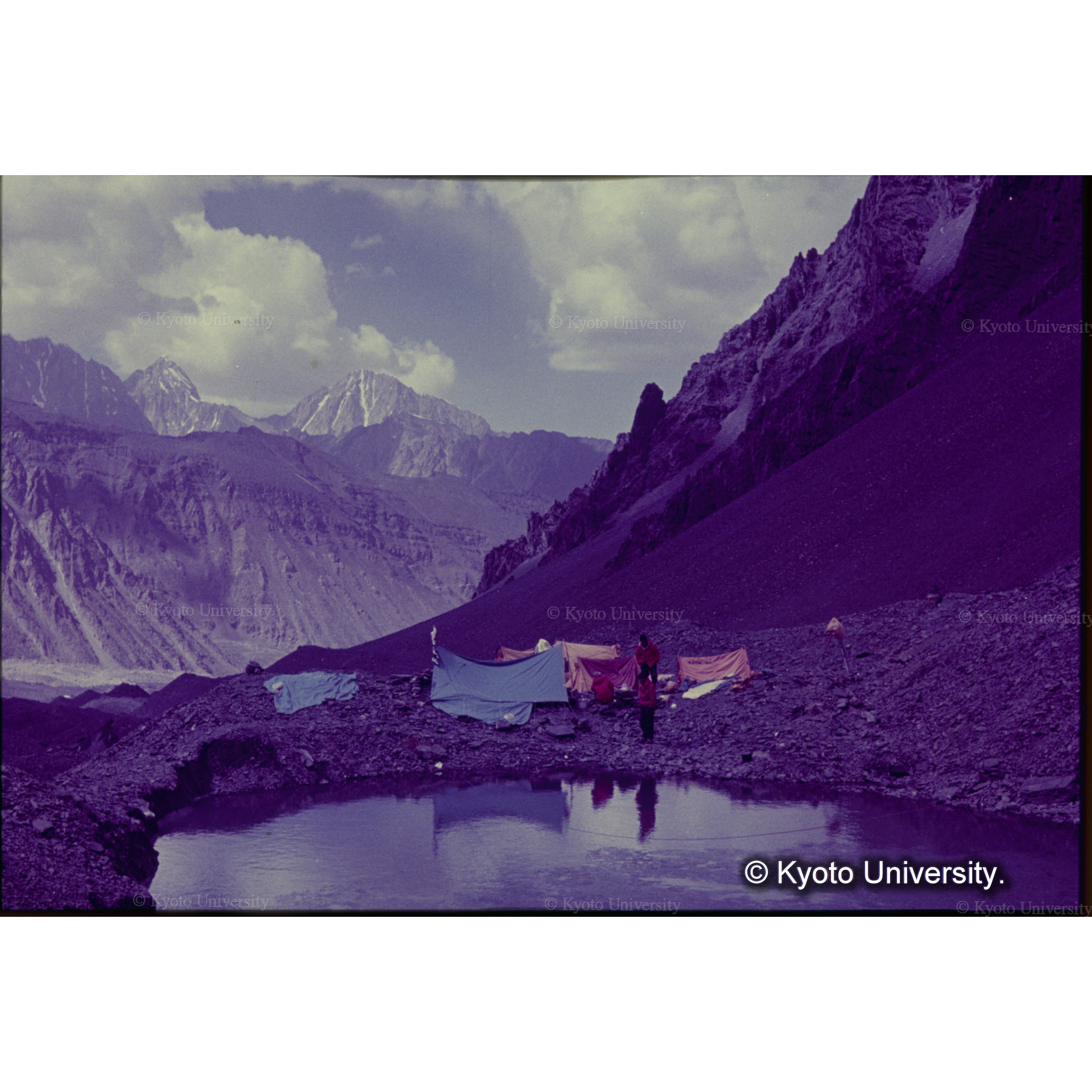 上流側から小池越しに第2キャンプをみる (1)