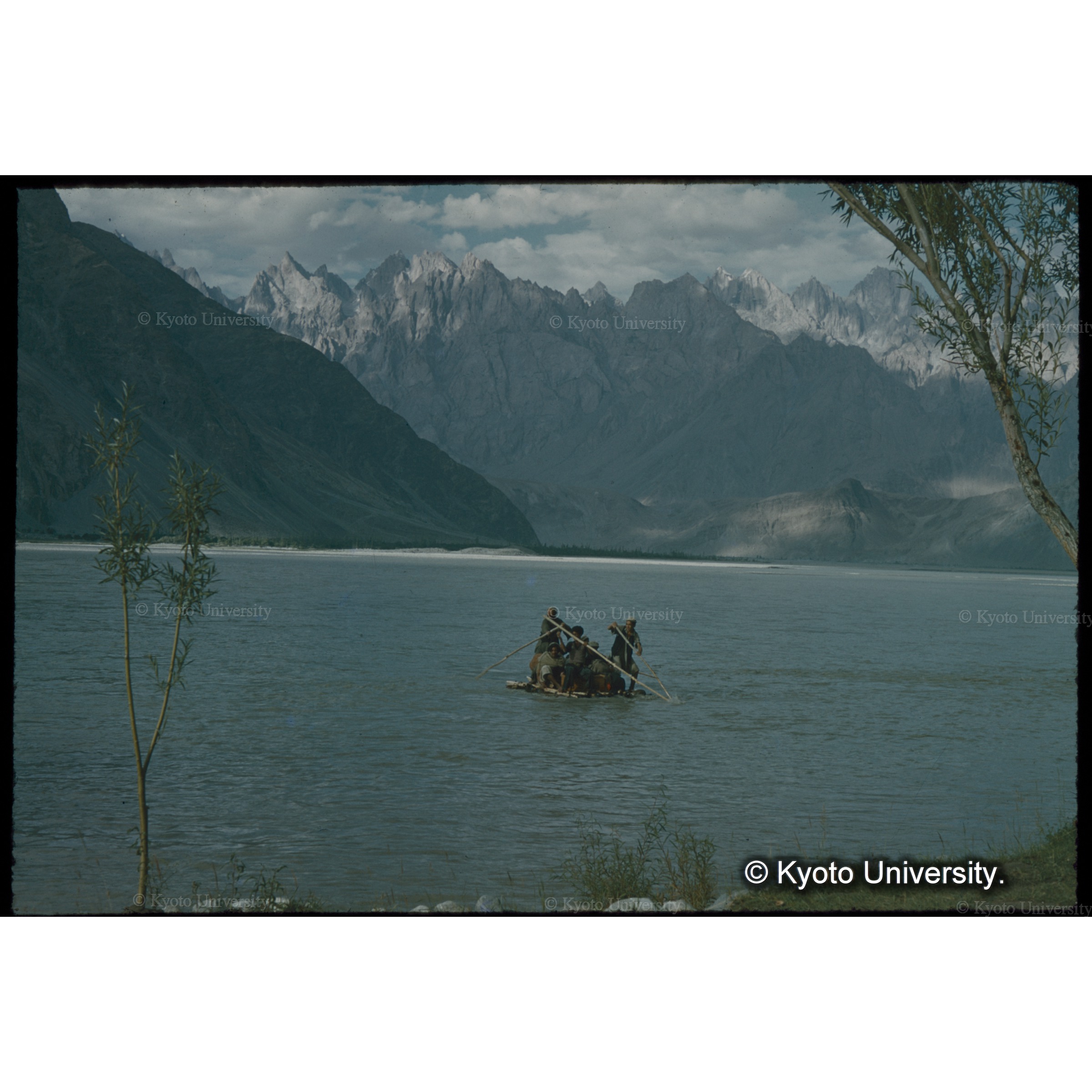 4人漕ぎザークでカパルから対岸サリンへ、シヨーク河をわたる (1)