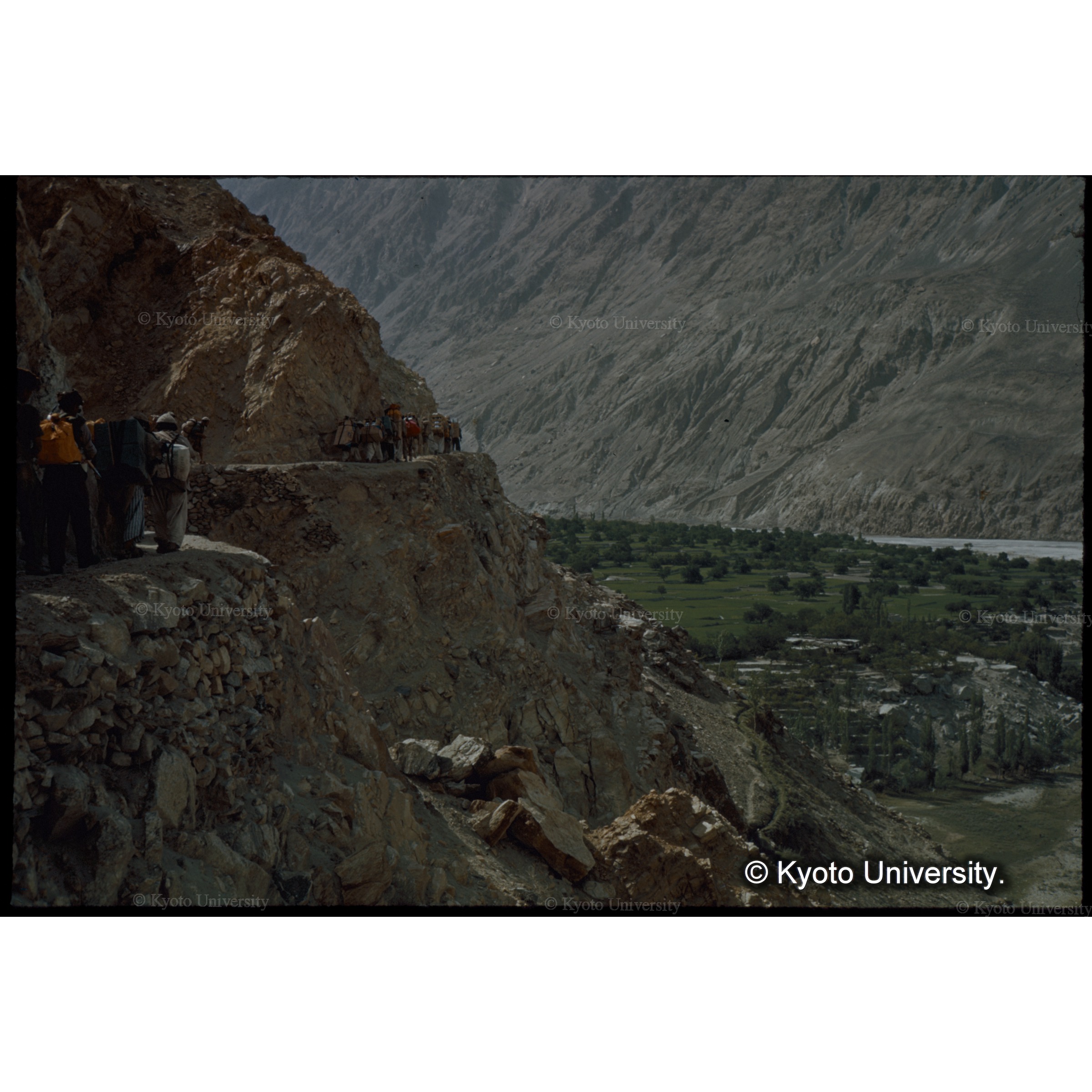 緑濃い村をみおろしてトラバース (1)