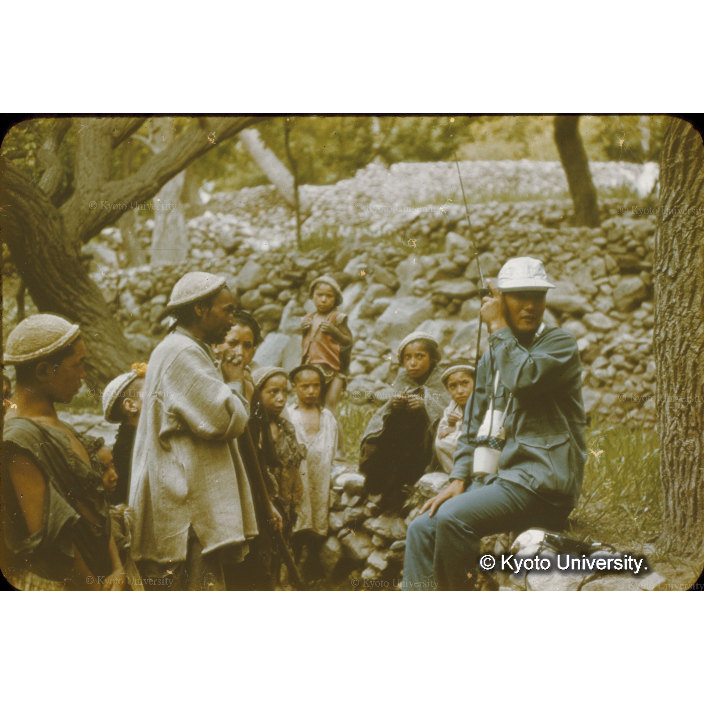 キャラバン中、トランシーバーで連絡する前小屋 (1)