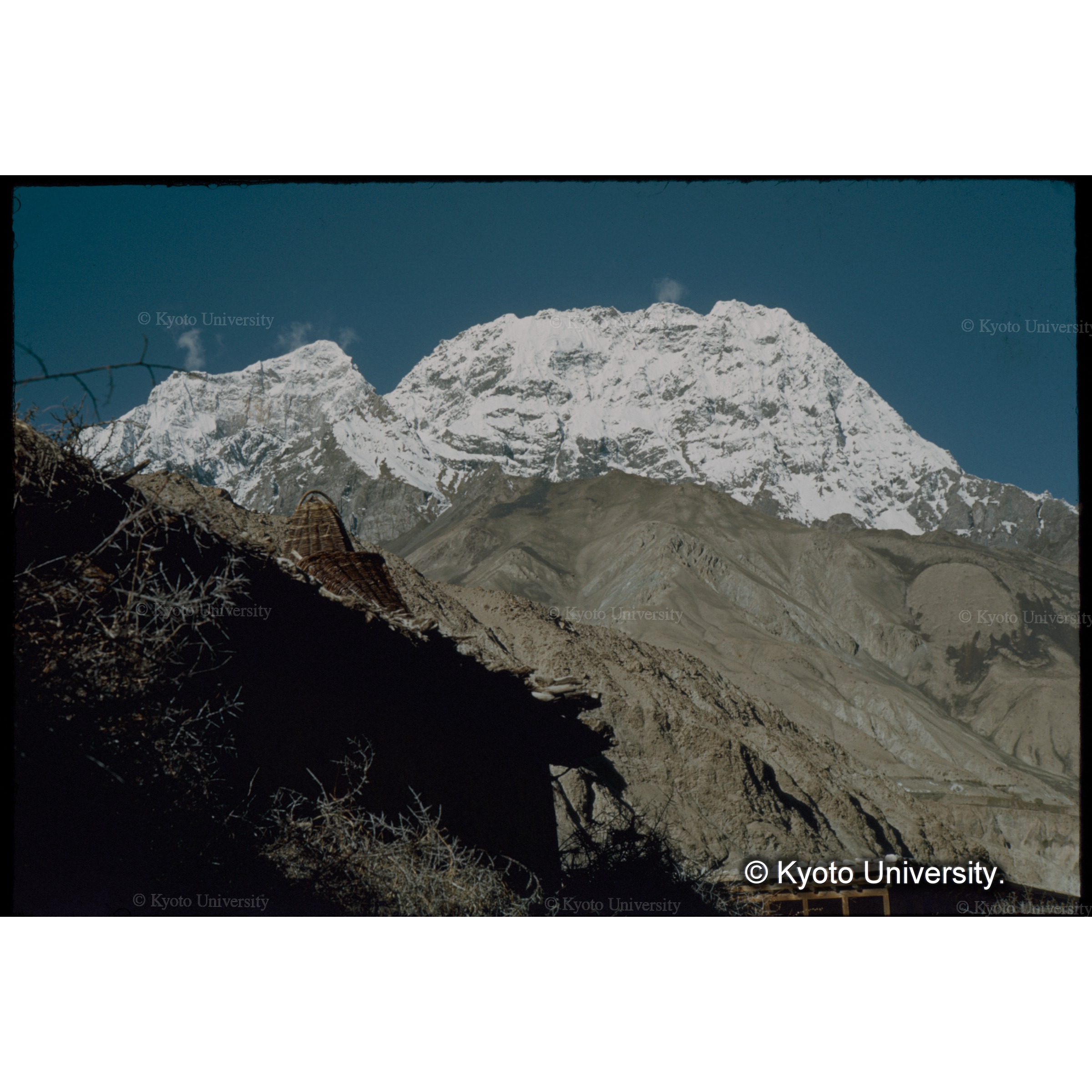 支谷のはね橋　両岸は石ブロックで抑えてある (1)