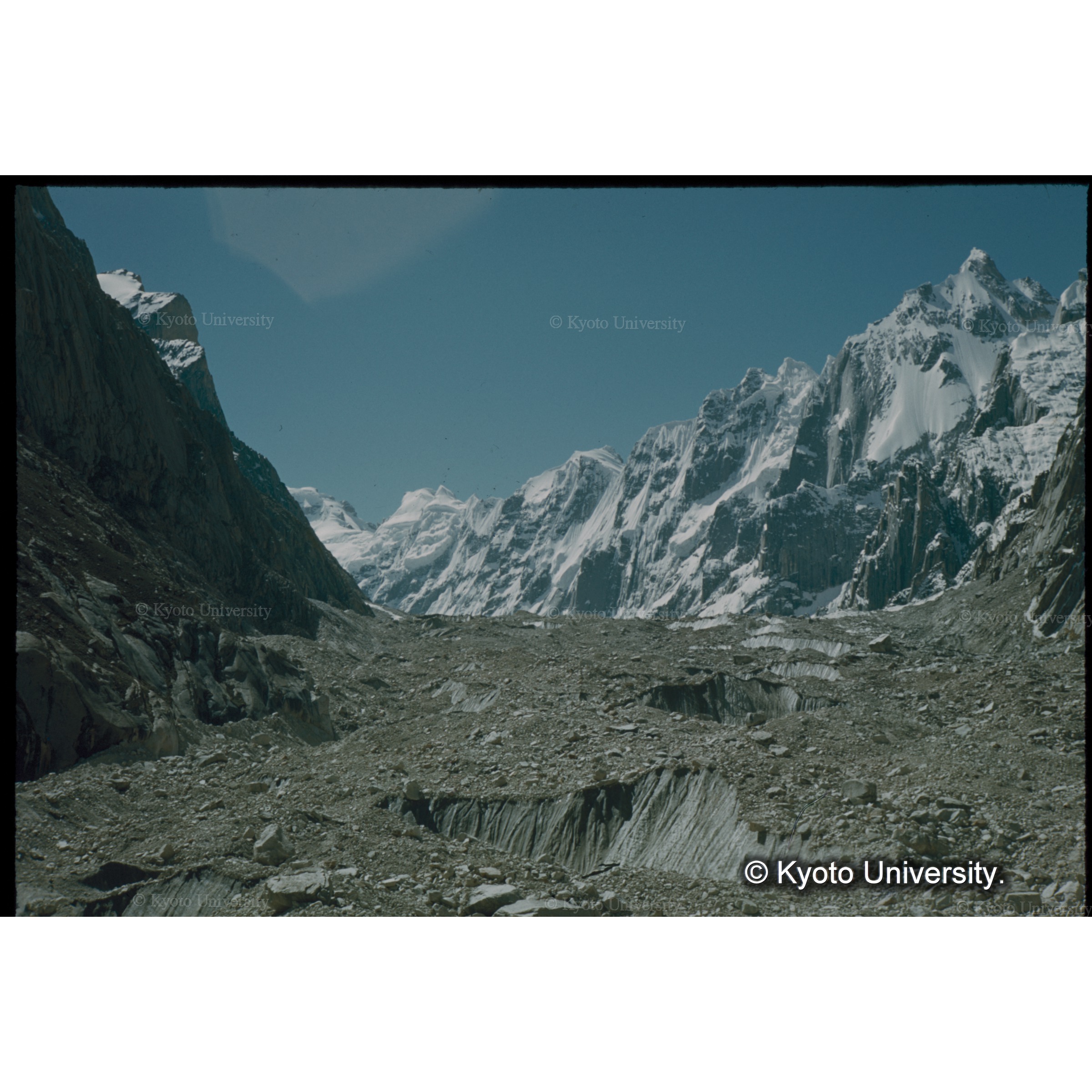 氷河の真ん中の大きなクレバス　右岸をさかのぼる (1)