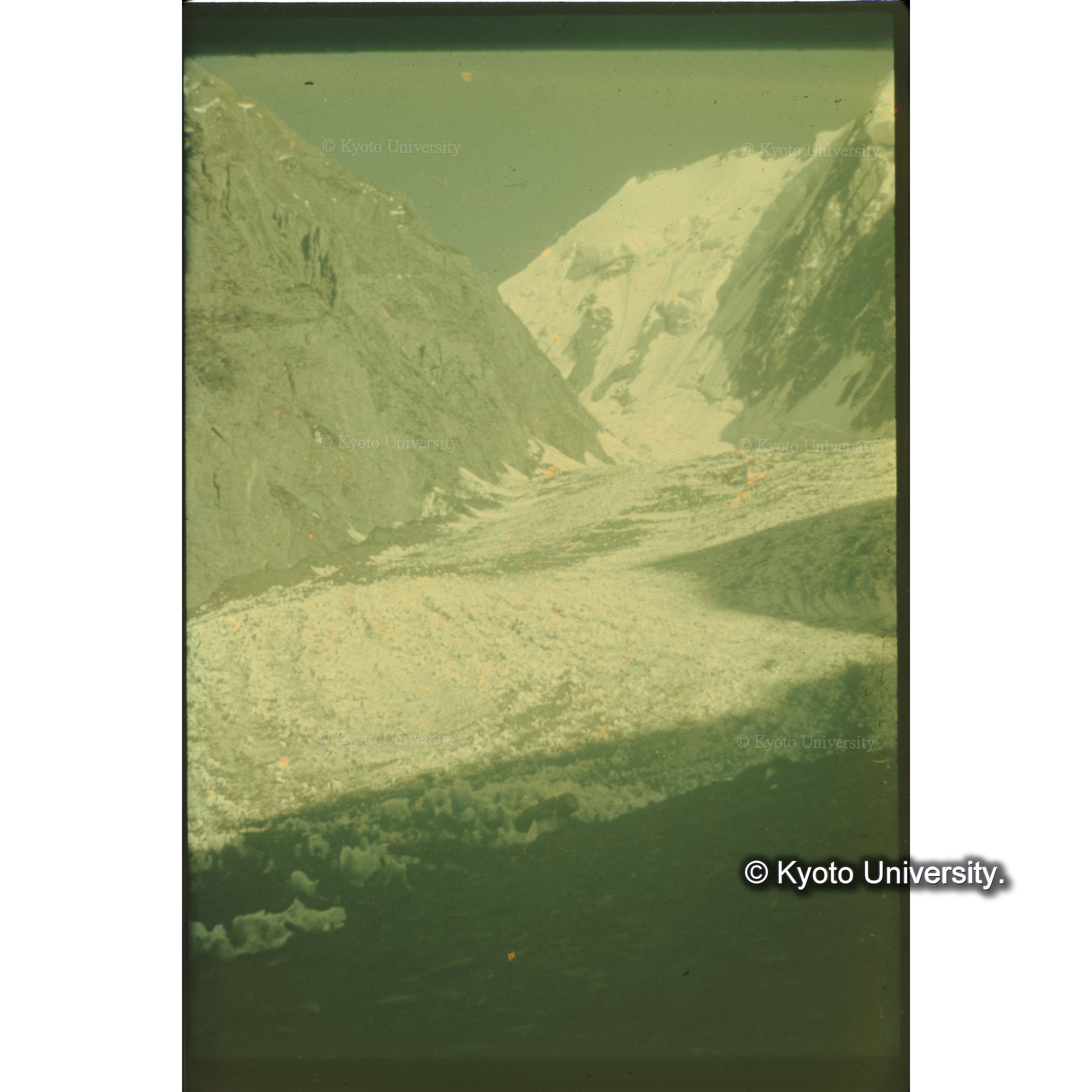 右岸に注ぐ2番目の支流氷河　　Shah　Glacier (1)