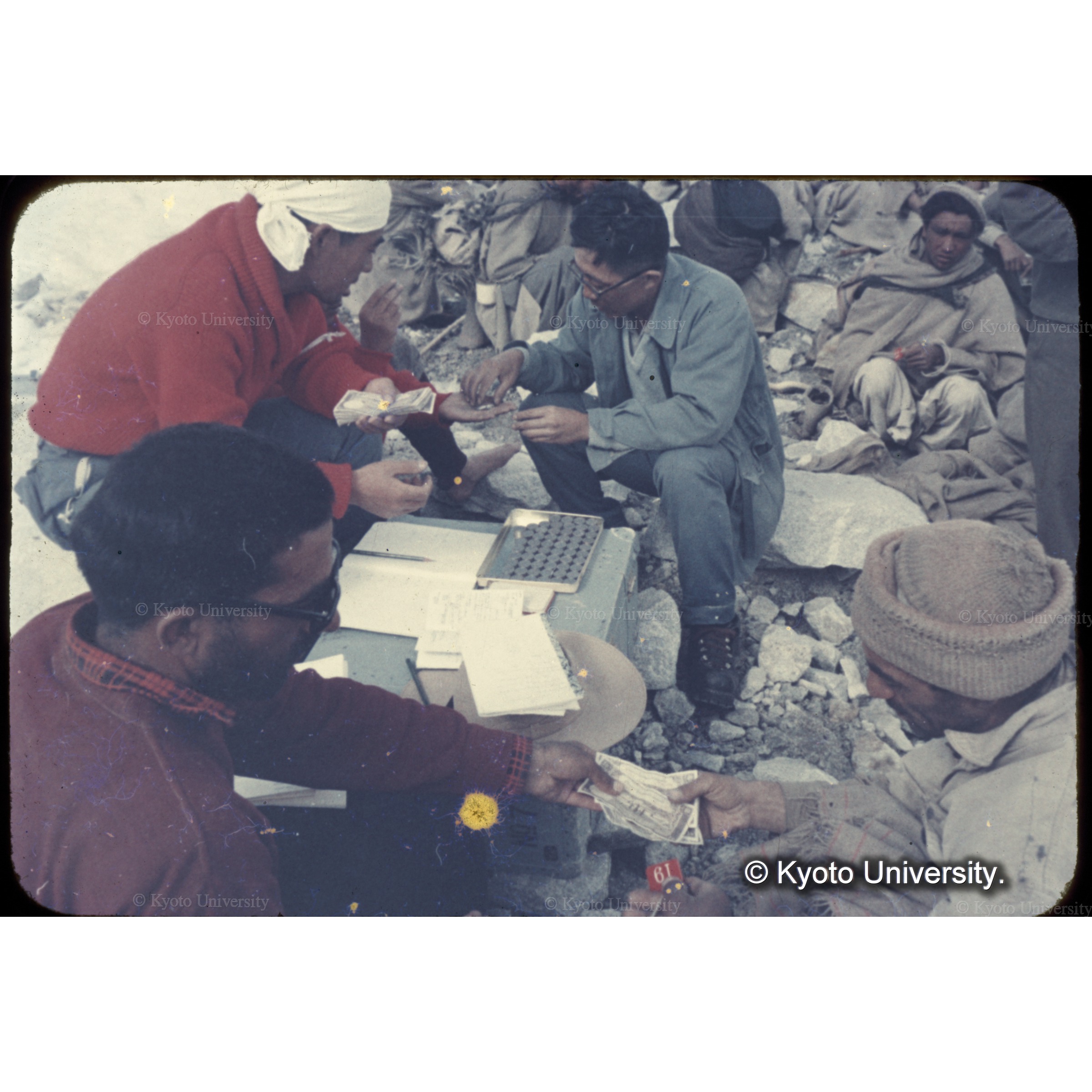 ＢＣ到着、賃金支払いする谷とCapt.バシール　　ポーター17１名解雇、50名残す (1)