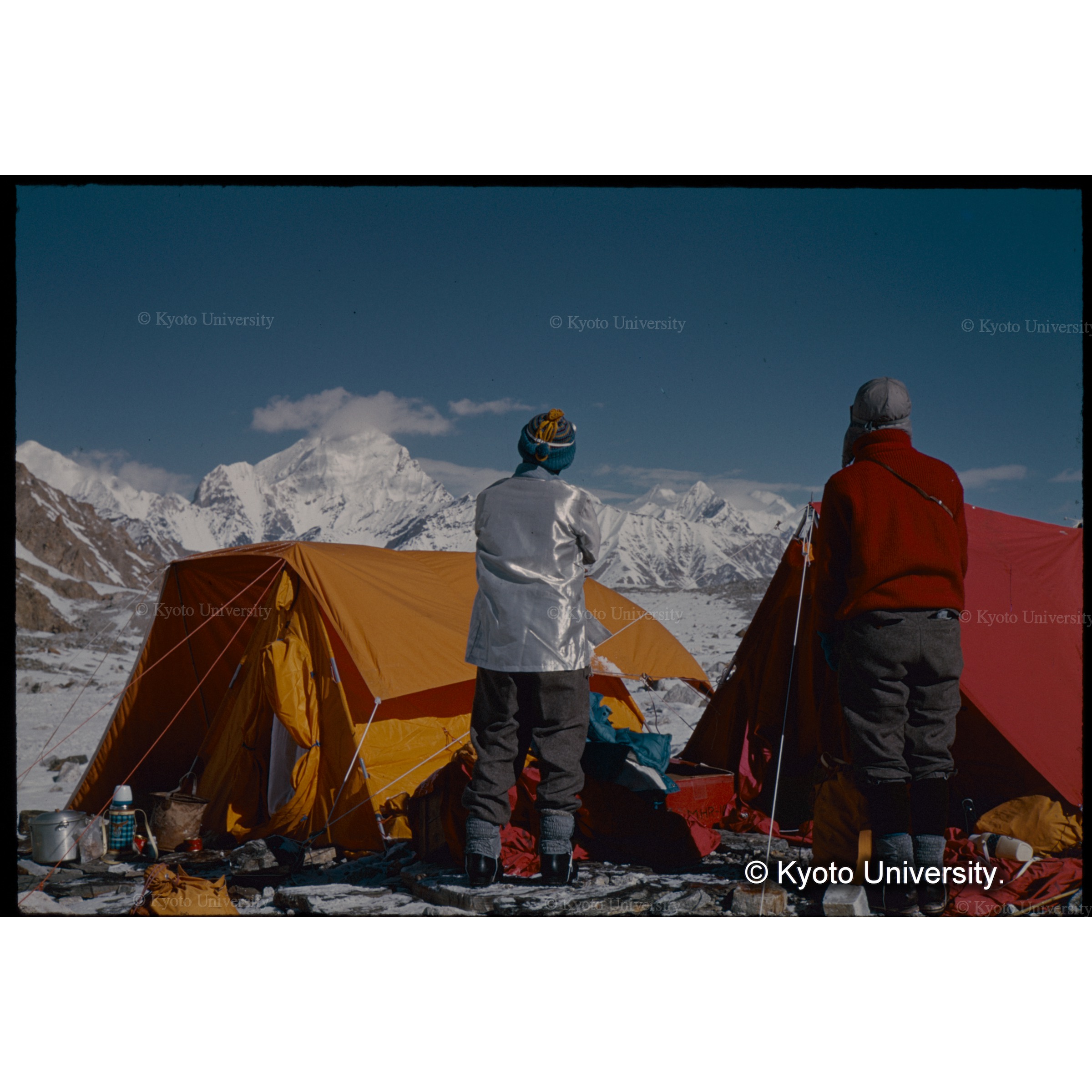 シアチェンキャンプの朝　銀糸？ラミネートコートを着た平井 (1)