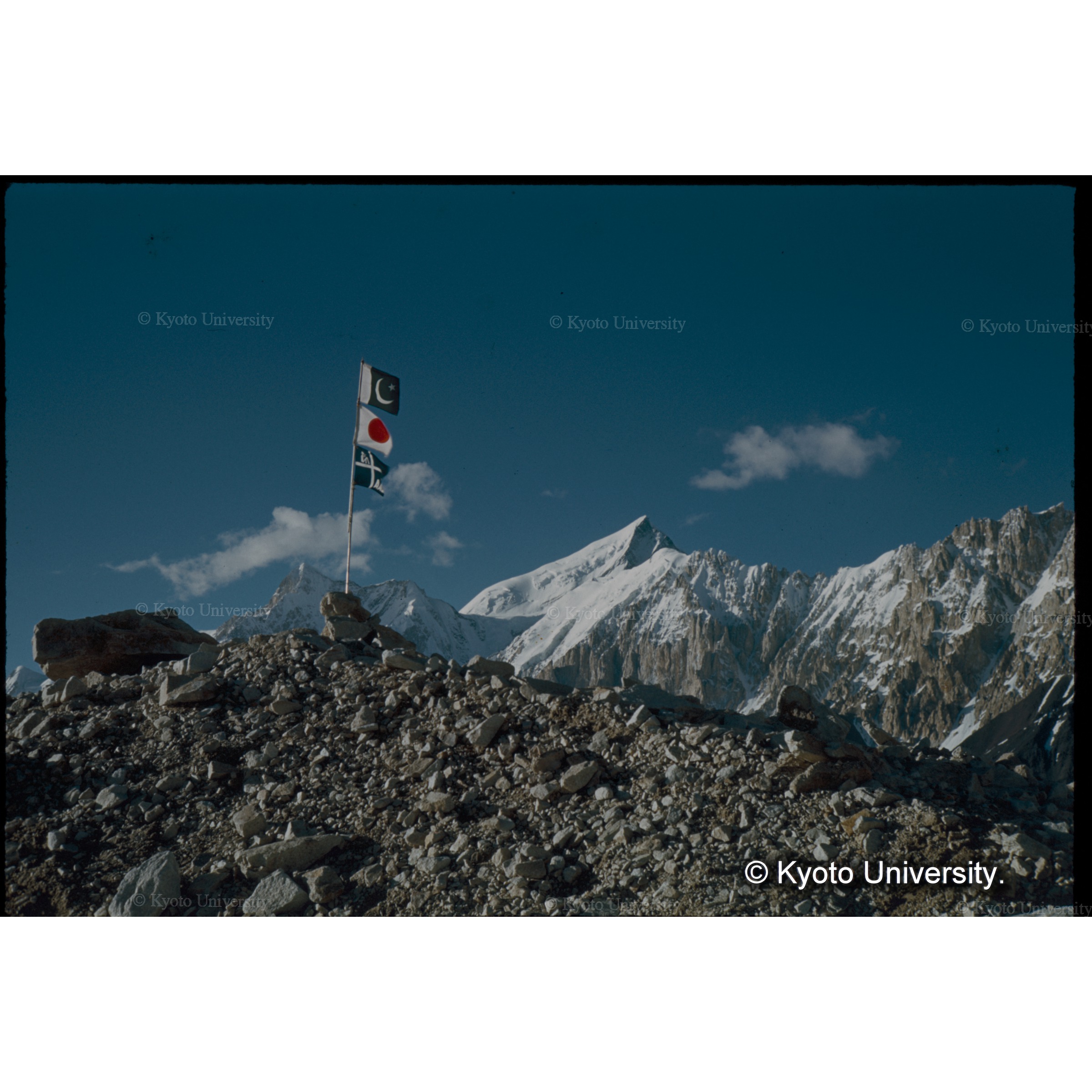 ＰＫ36氷河の出会いモレーン上に　ベースキャンプ設営 (1)