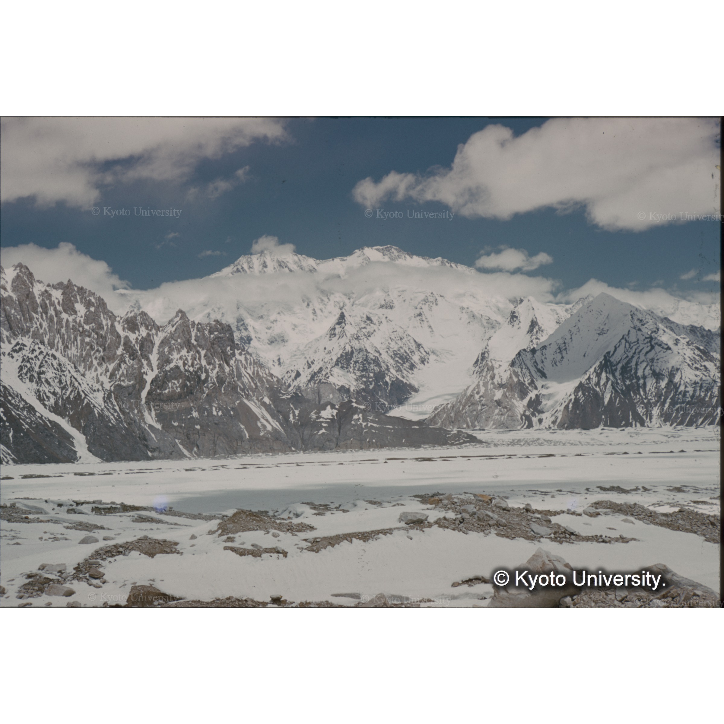 対岸にテラム・カンリ?．?（7462ｍ）．?峰　[　1975年　静岡大隊???峰初登頂]　 (1)