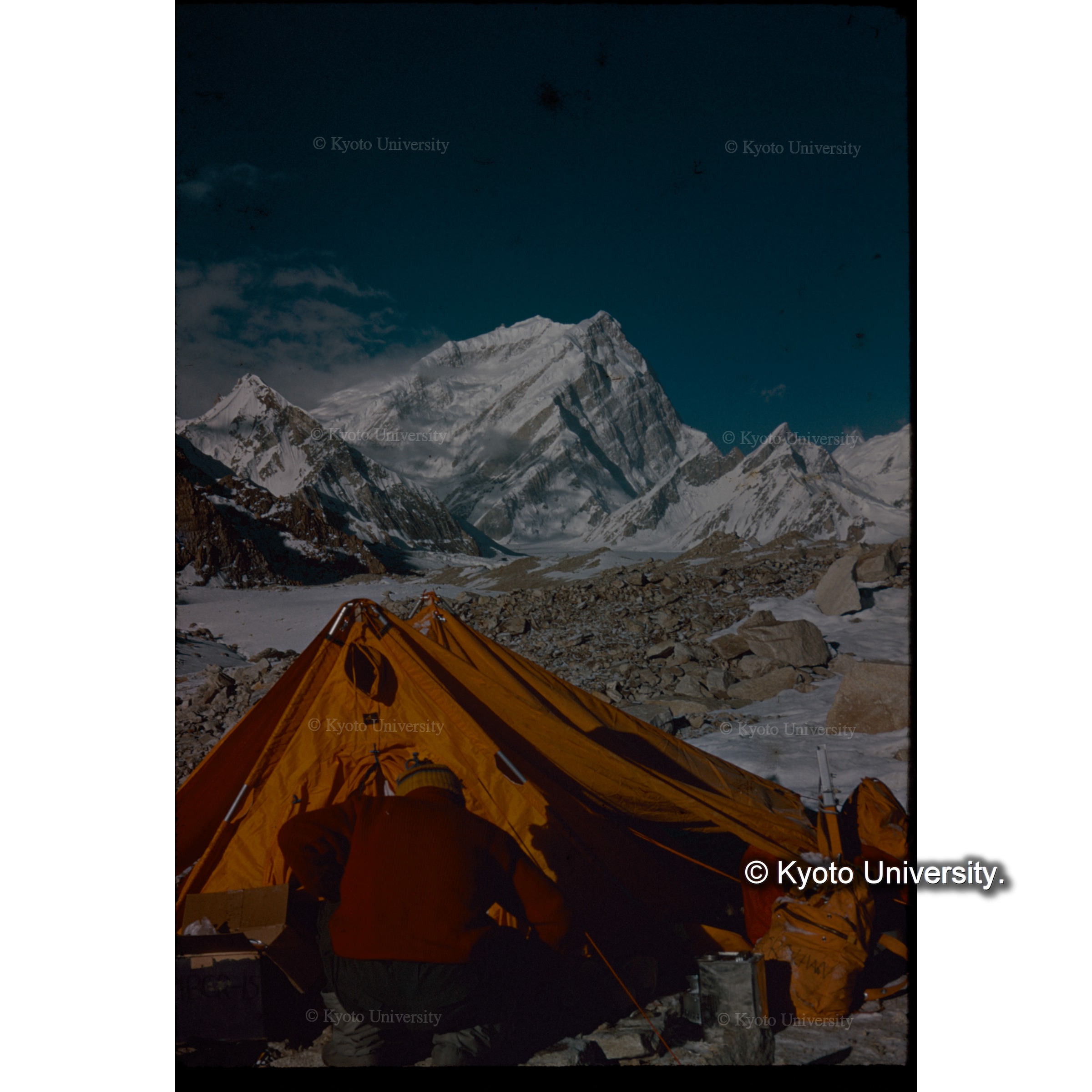 サルトロ・カンリ正面　ＰＫ３６氷河モレーン上にＣ１（中継キャンプ）建設　　 (1)