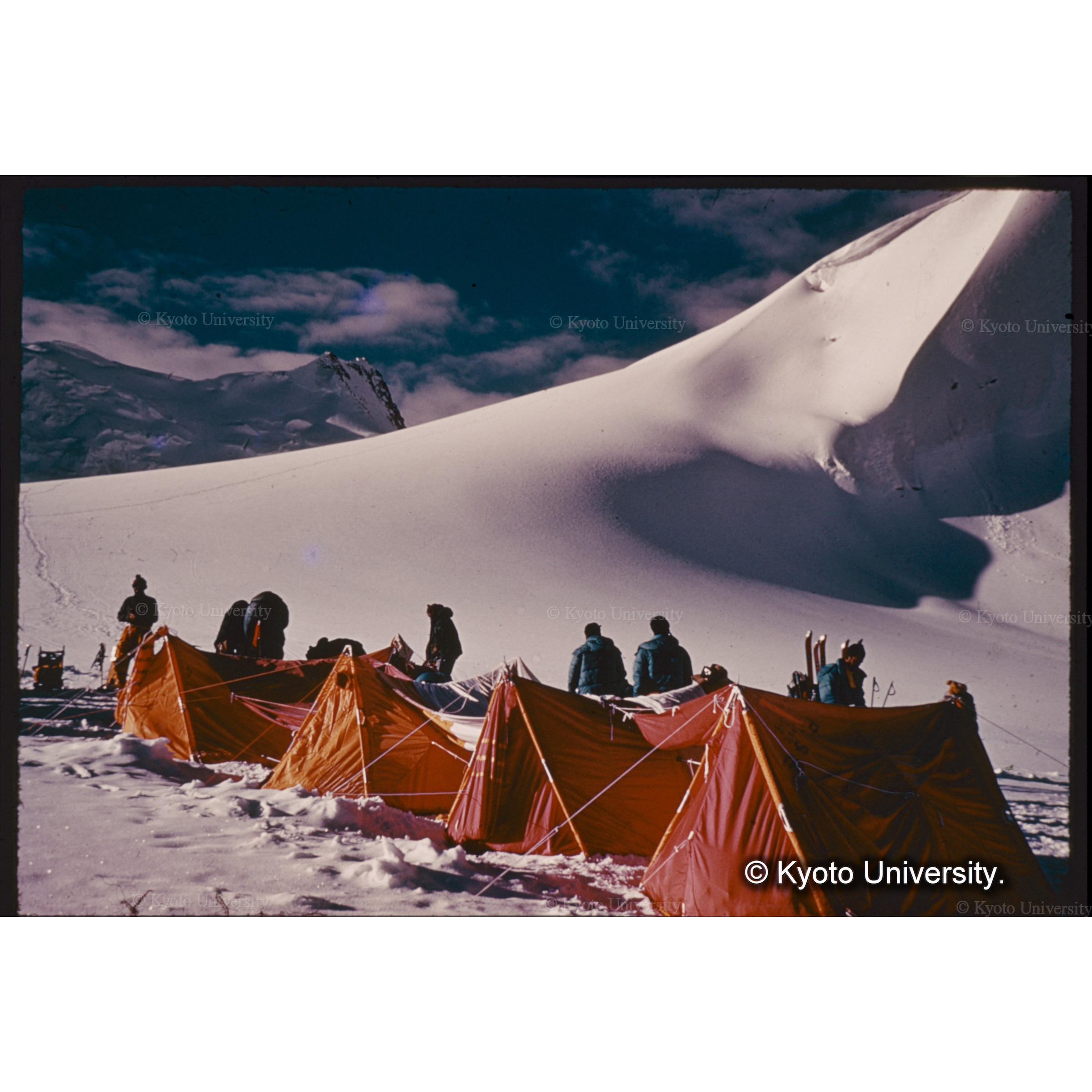 　Ｃ２のテント村は布引尾根のすぐ下、　うしろの斜面でスキー楽しむ (1)