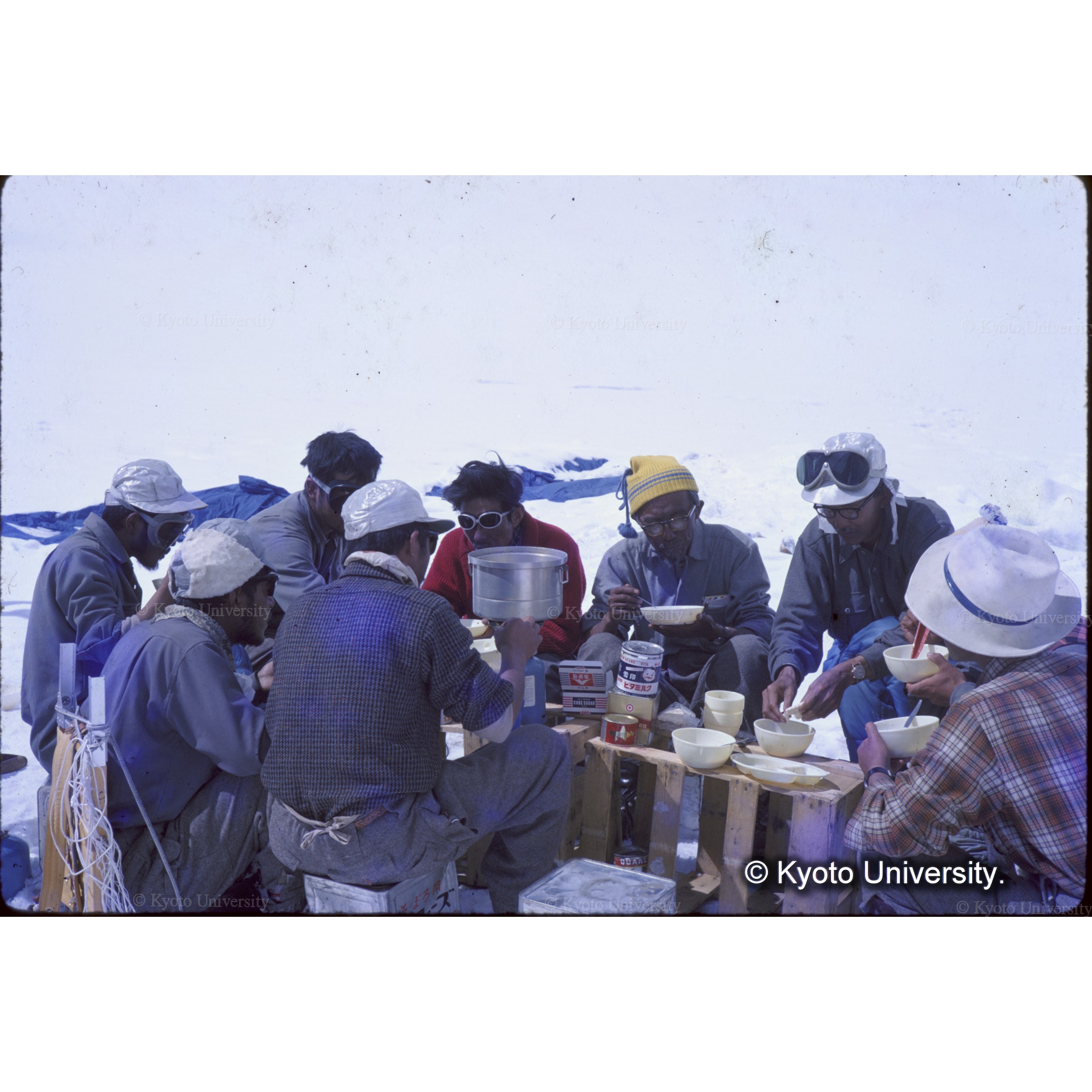 　好天の日はテントの外で食事　　　　　　　　　　　　　　　　　　　　　　　　　　　　　　　　　　　　　　　　　　　　　　　 (1)