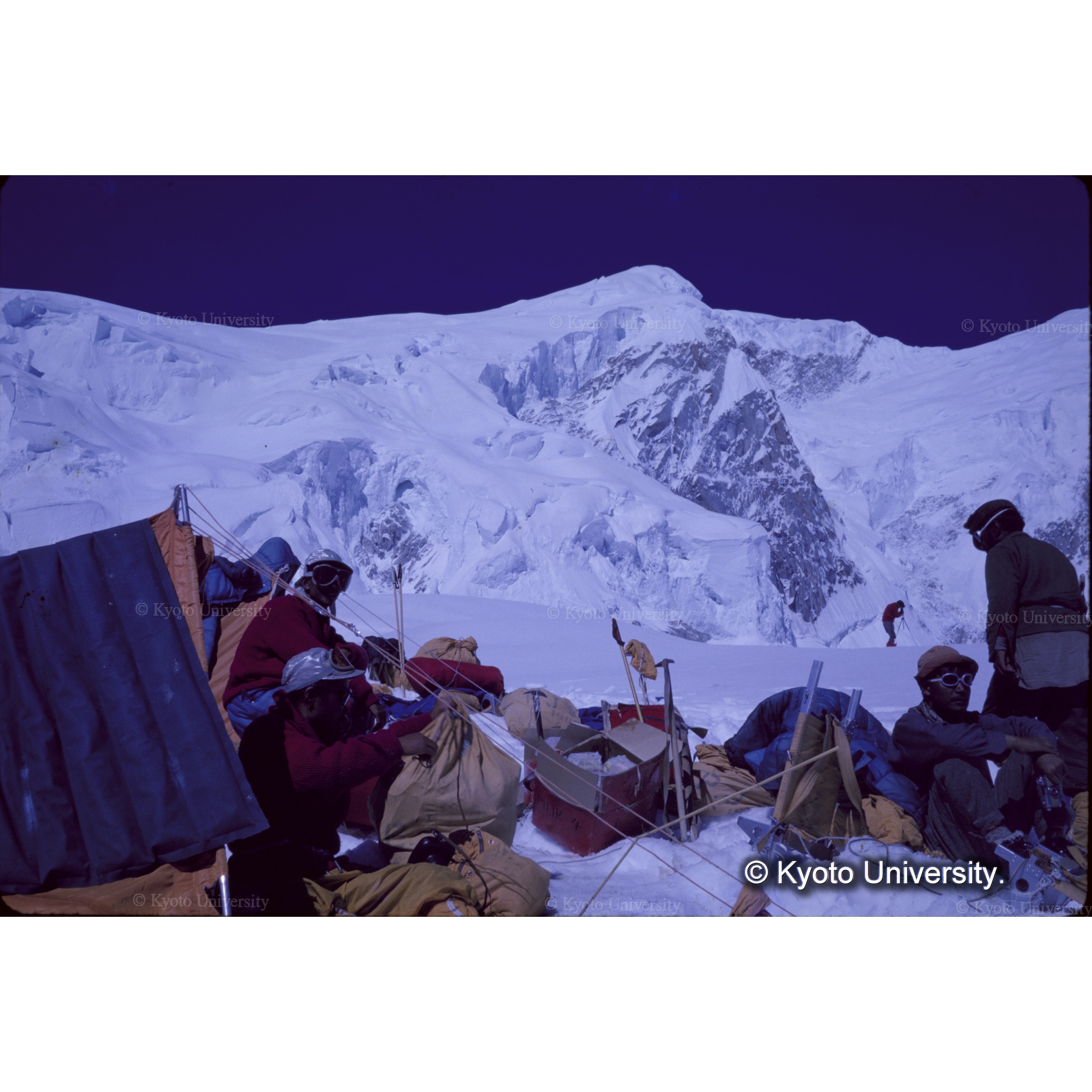 　Ｃ３の休養日　サルトロ正面の岩稜がみえる (1)