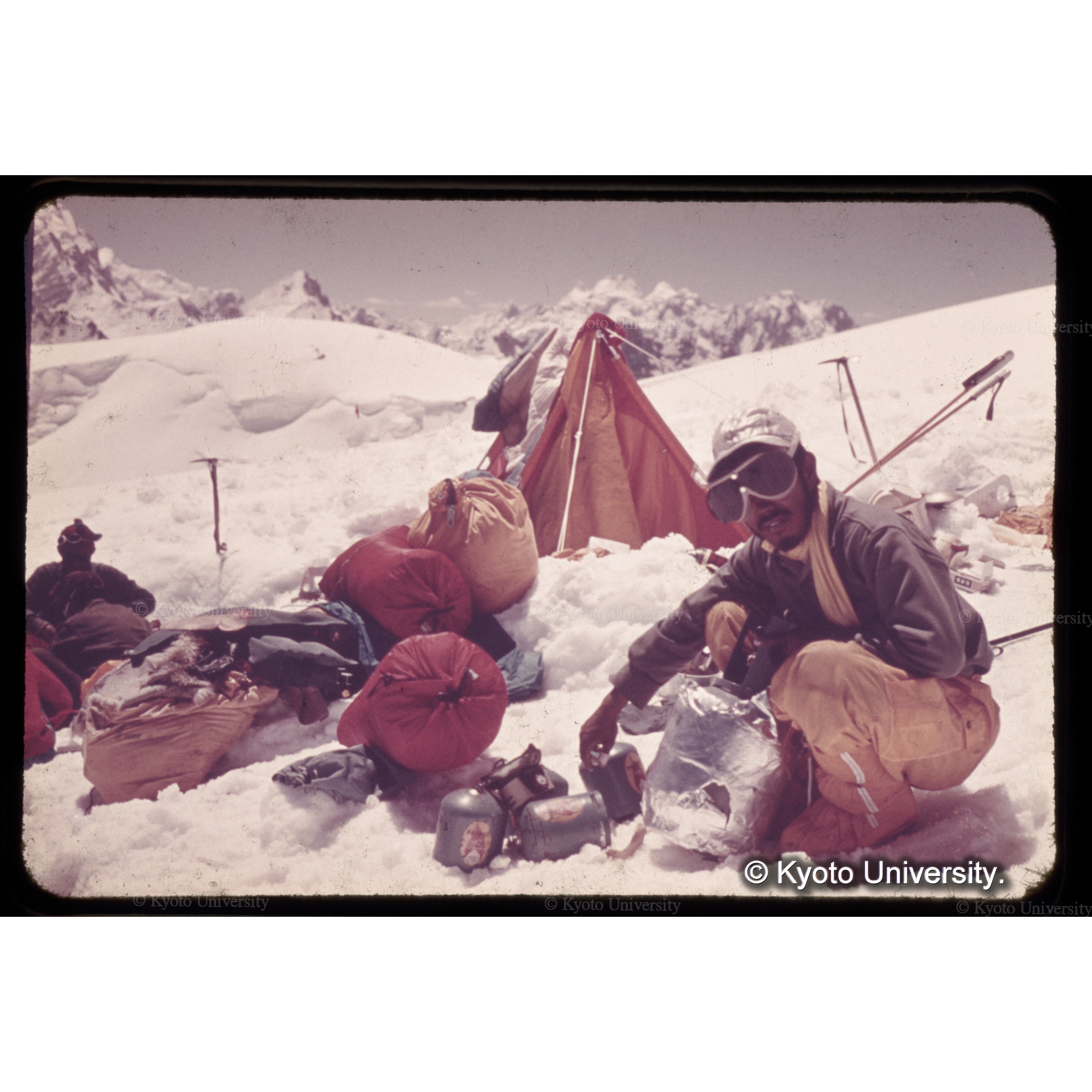 　プロパンガスの補填をする平井 (1)