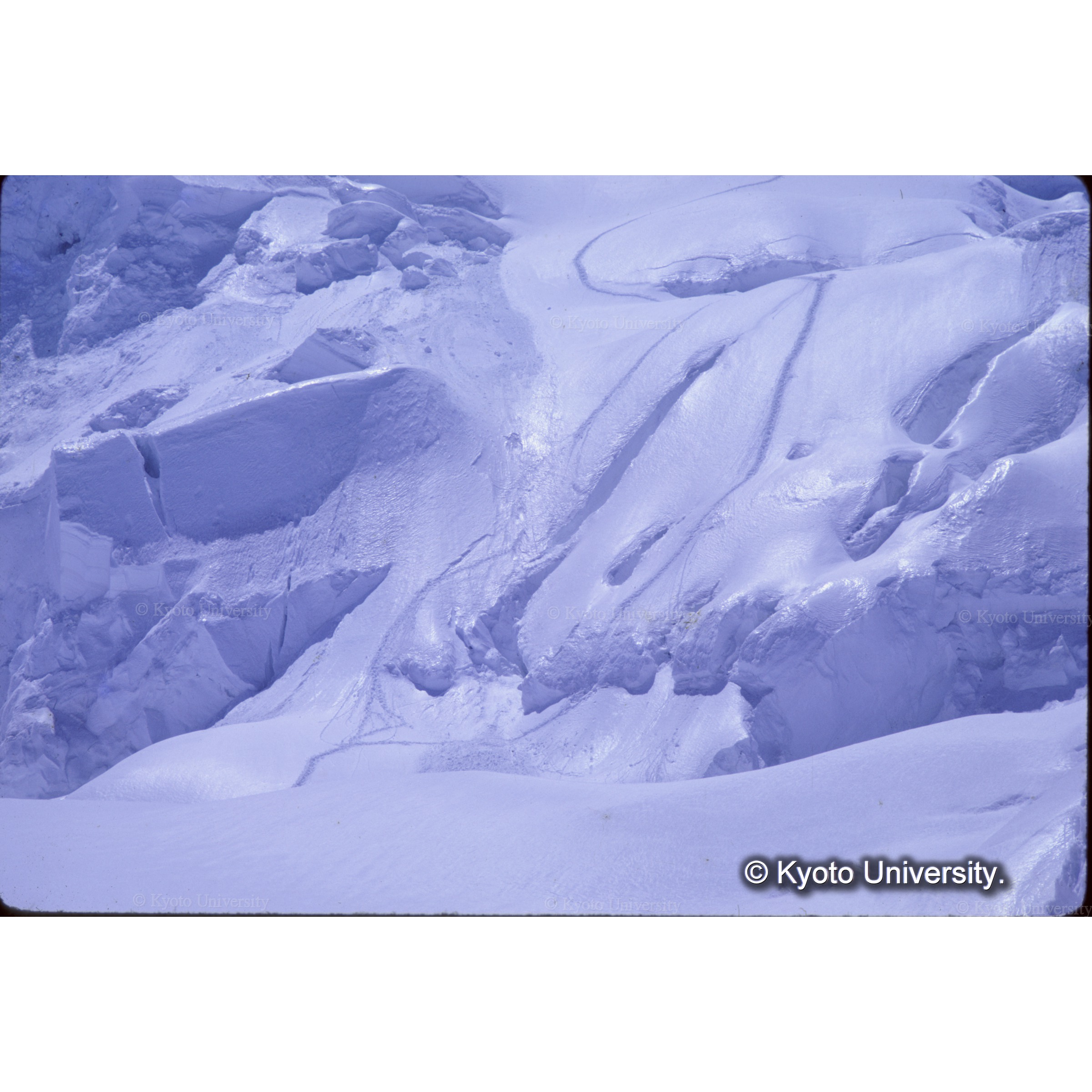 Ｃ３上の大きなタテ割れ（クレバス）　最初の左ルートはナダレに流された (1)