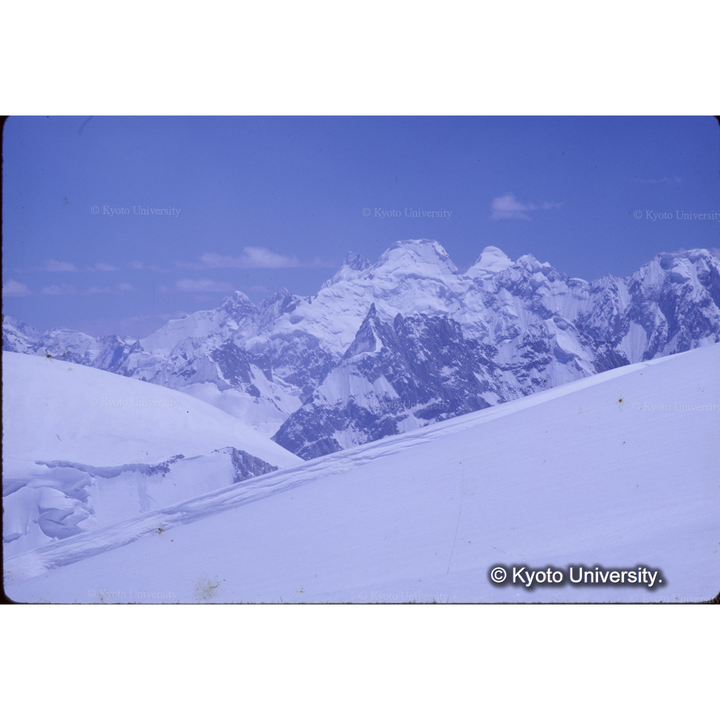 中央にＫ１２（7473ｍ）、その右チュミック・カンリ（6900ｍ）　左端はギョン・カンリ (1)