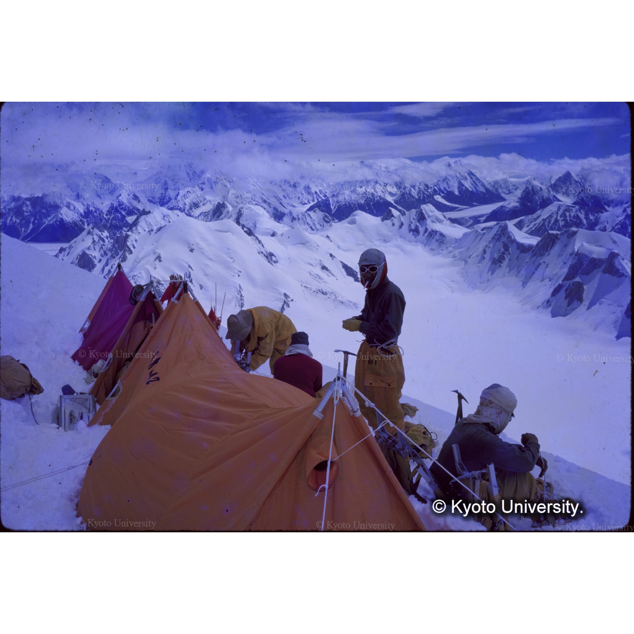 Ｃ４（6400ｍ）の朝　　Ｃ５への荷揚げを前に林、バシールたち (1)