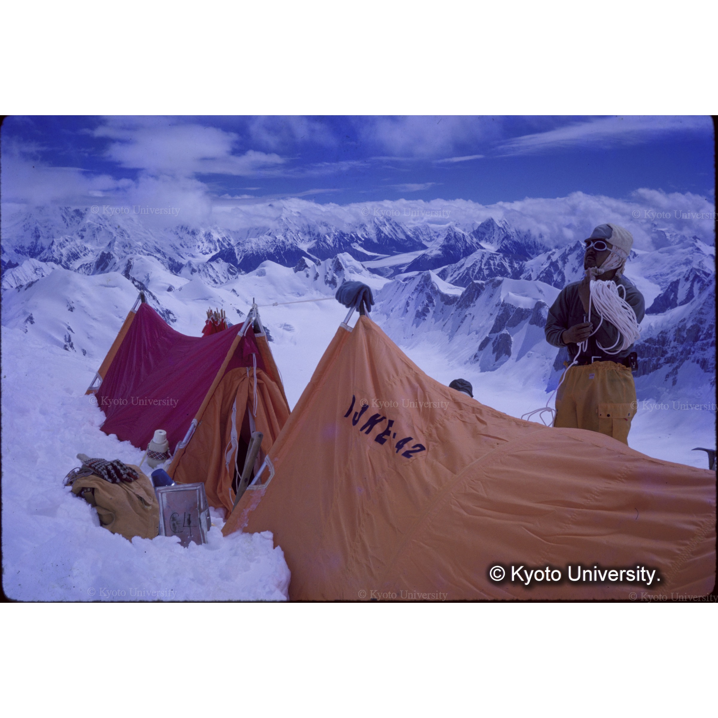 Ｃ４の朝　　出発準備する谷　　 (1)