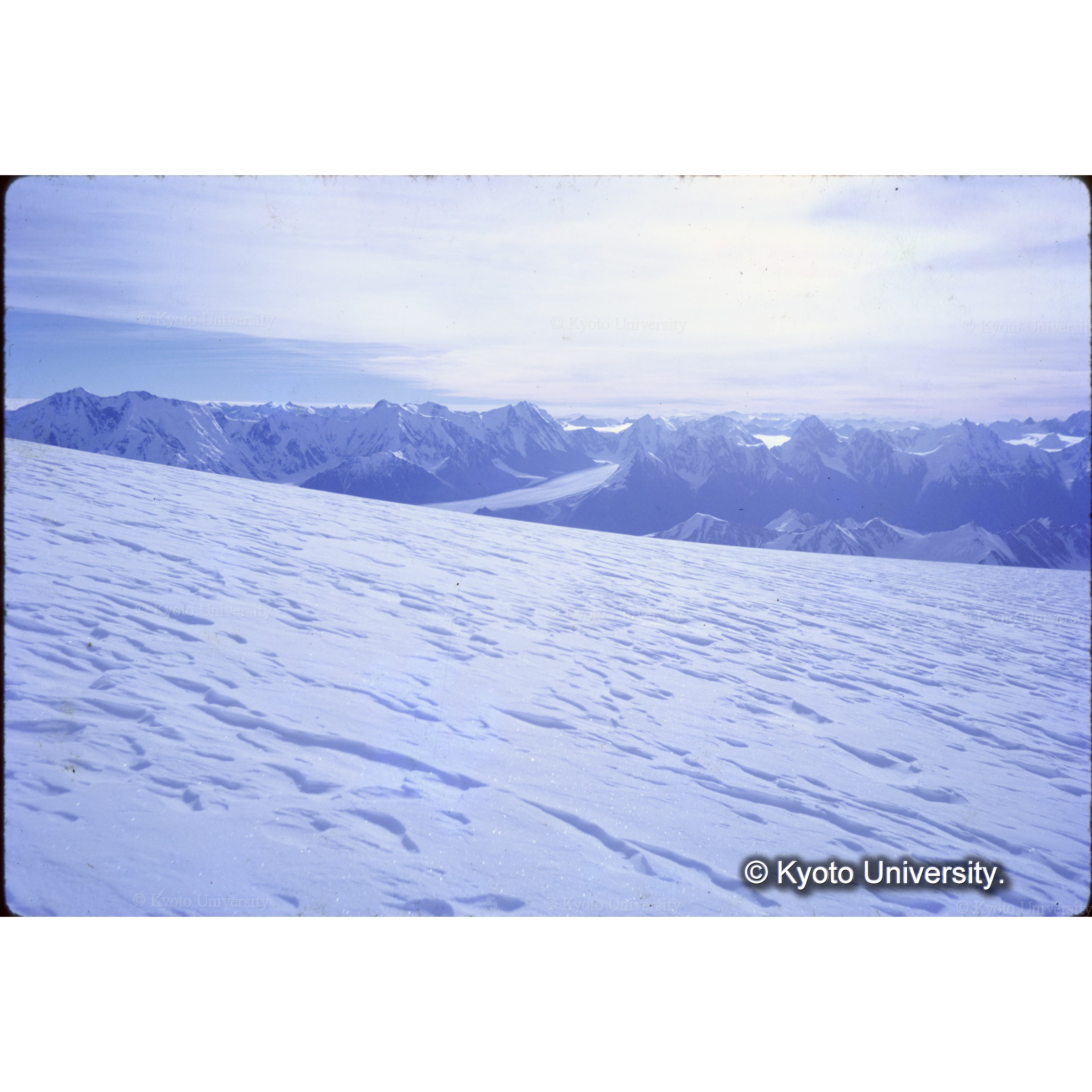 ７３００ｍ付近のシュカブラ帯　ワカンジキすでにデポ、あと深い雪にであう (1)