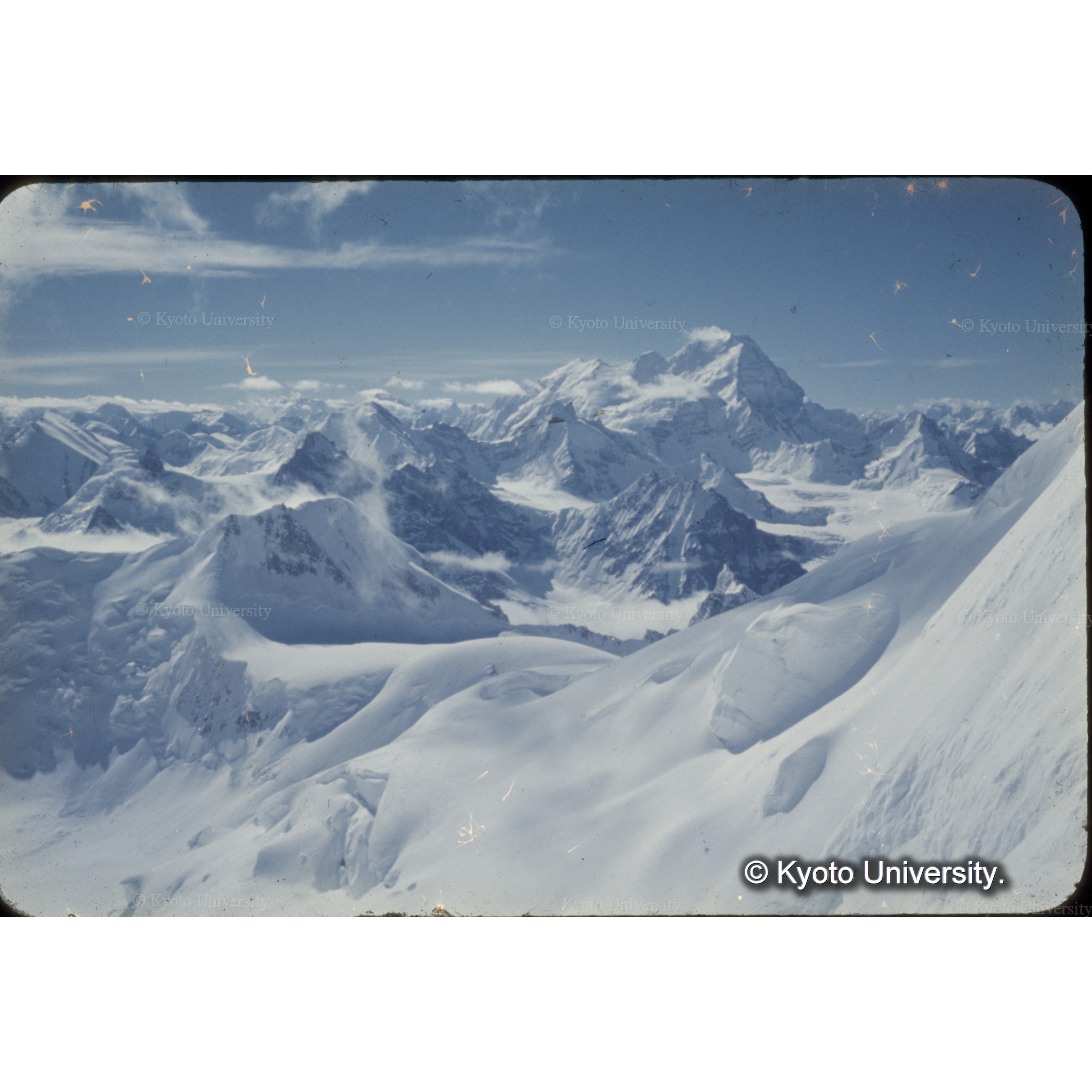 南東にそびえる　Ｋ１２（７４７３ｍ） (1)