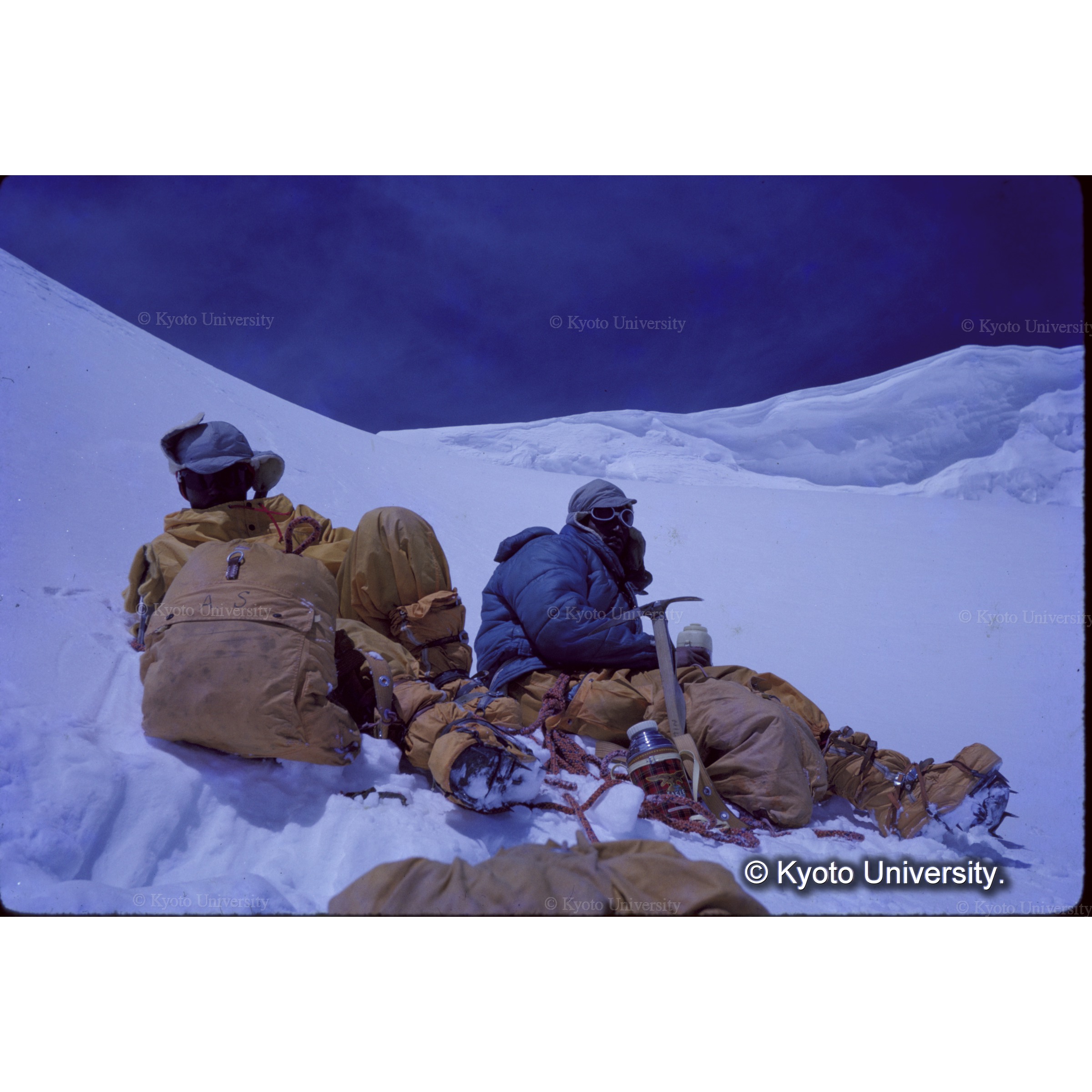 頂上稜線を前に休憩　右上雪庇のさらに右方を登った (1)