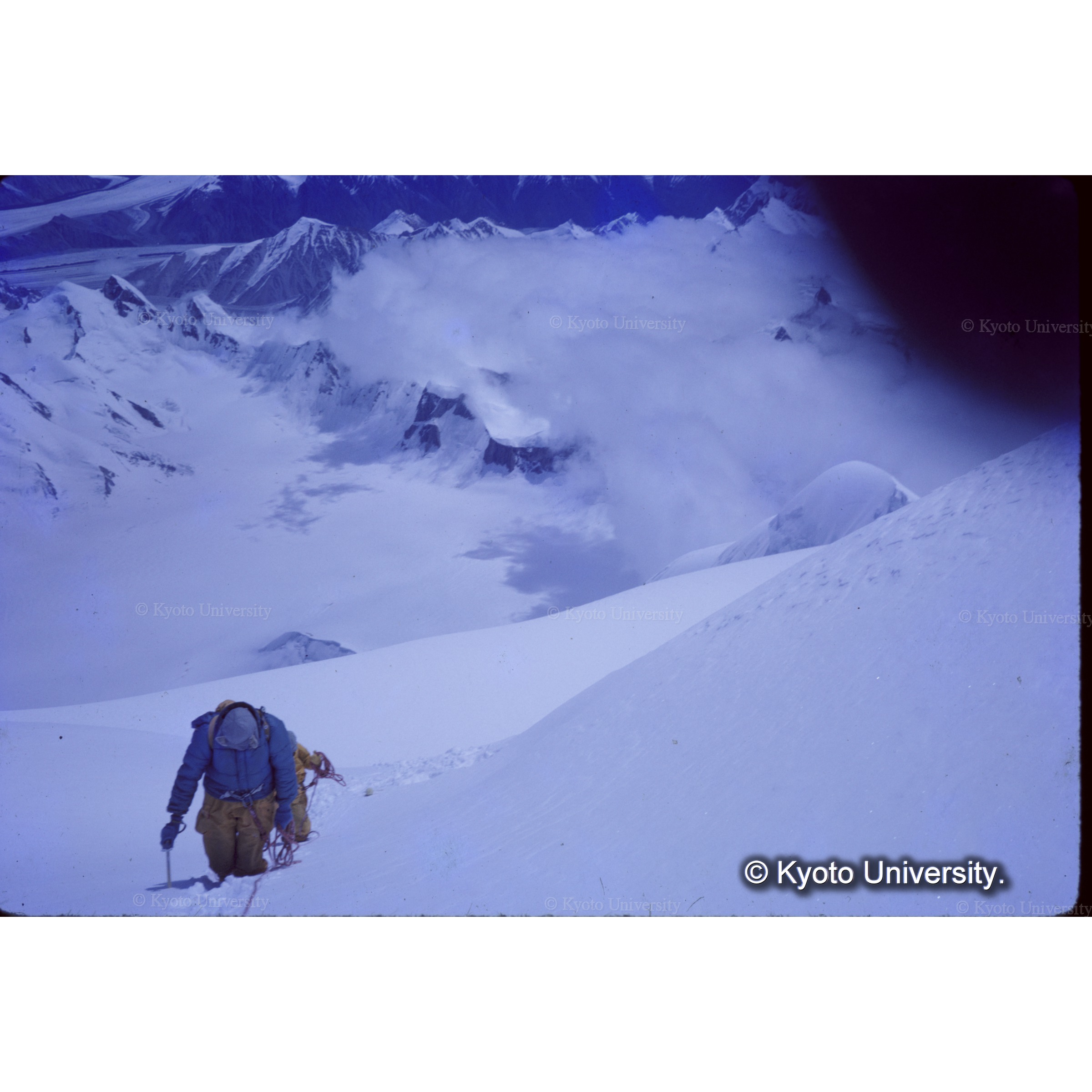 稜線むけて最後の登?　　バシール、斉藤 (1)