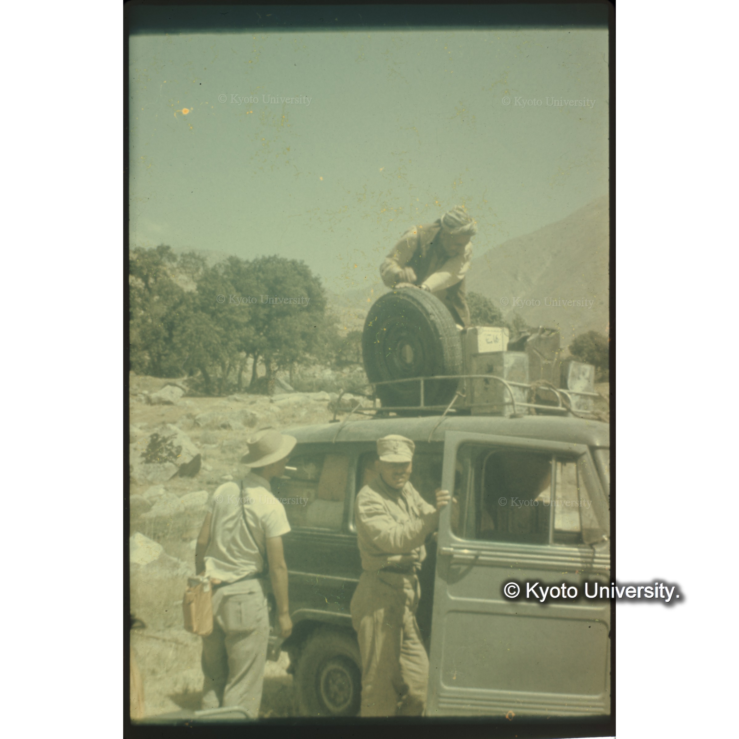 チャーターしたおんぼろジープはよく故障した (1)