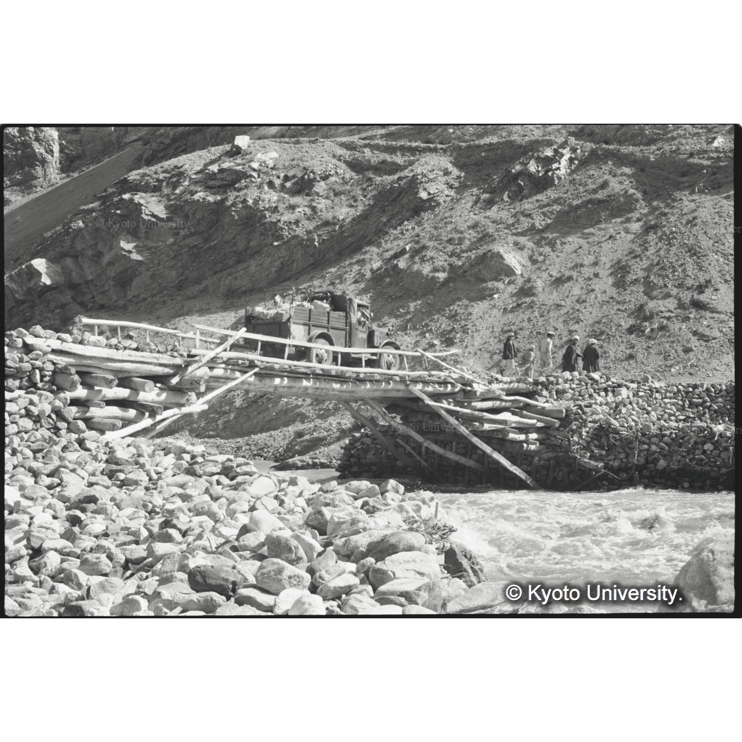 アムダリア支流コクチャ河にかかる木橋を渡る (1)