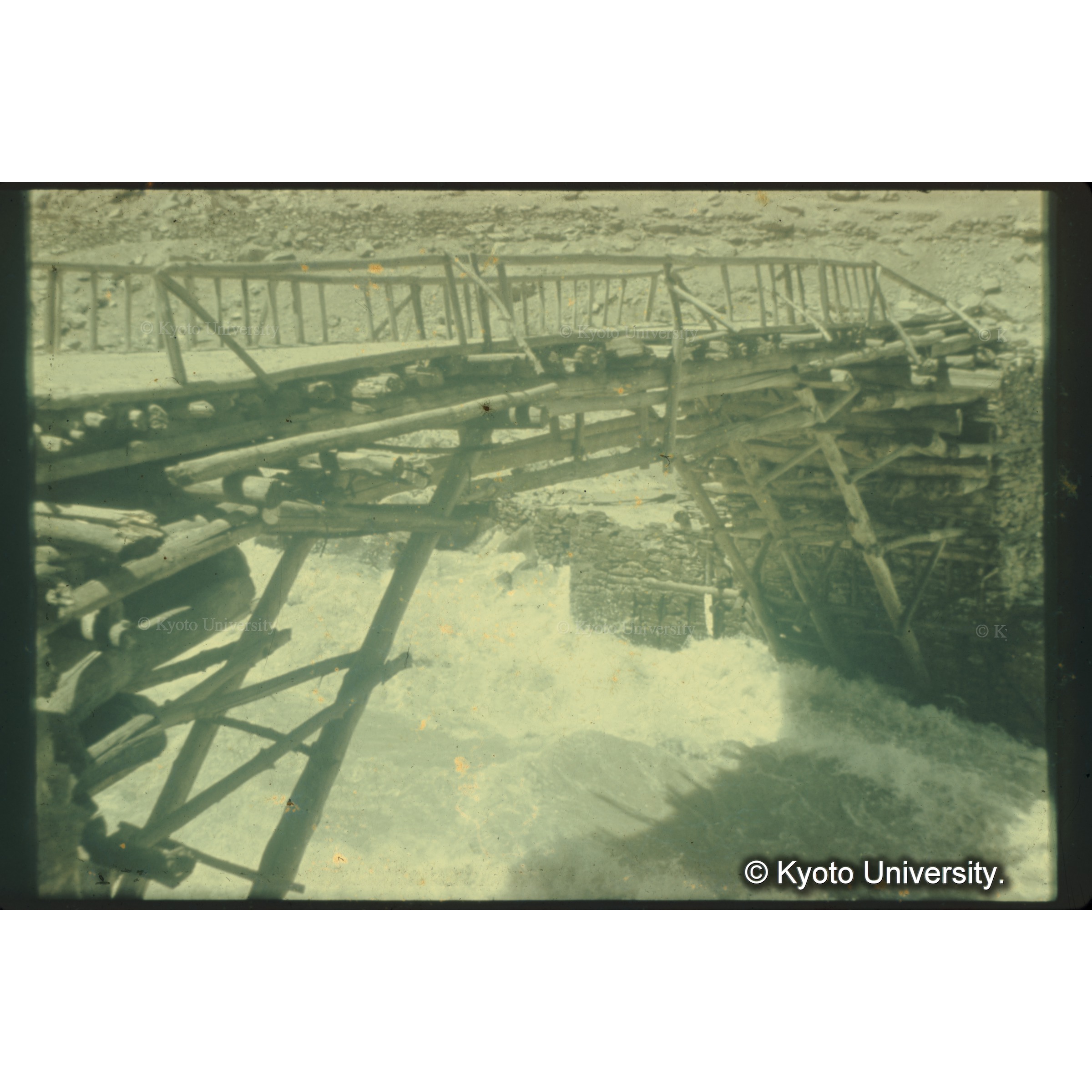 濁流渦巻くコクチャ河の橋は片持ち式木製だった (1)