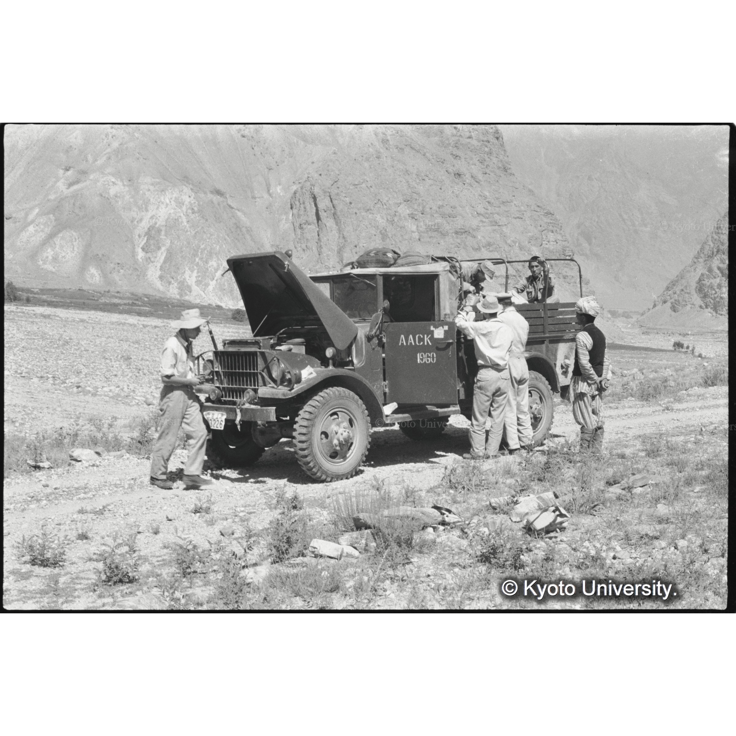 悪路をゆくトヨタ車はしばしばオーヴァーヒート (1)