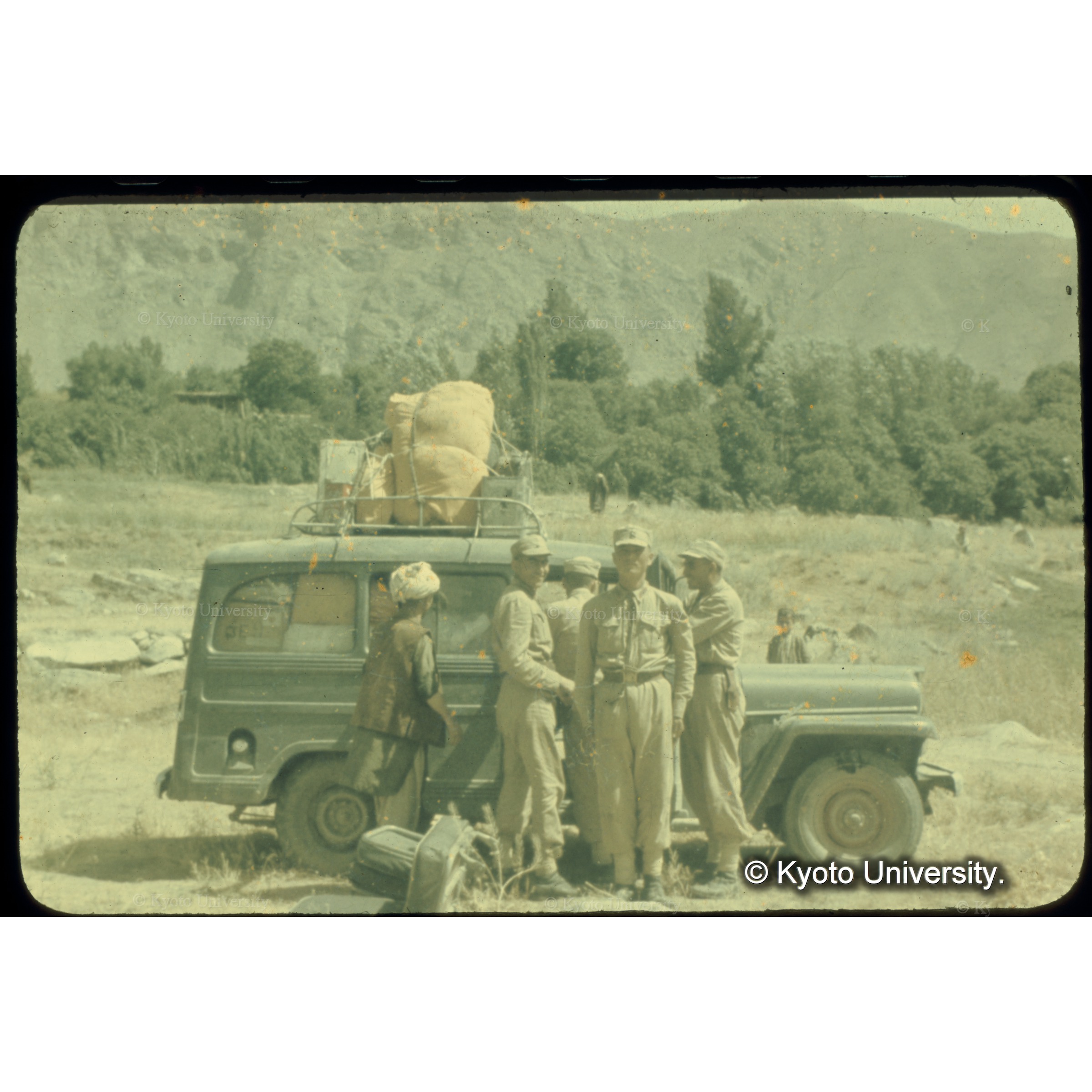 兵士たちの任務は護衛と監視の両方だった (1)