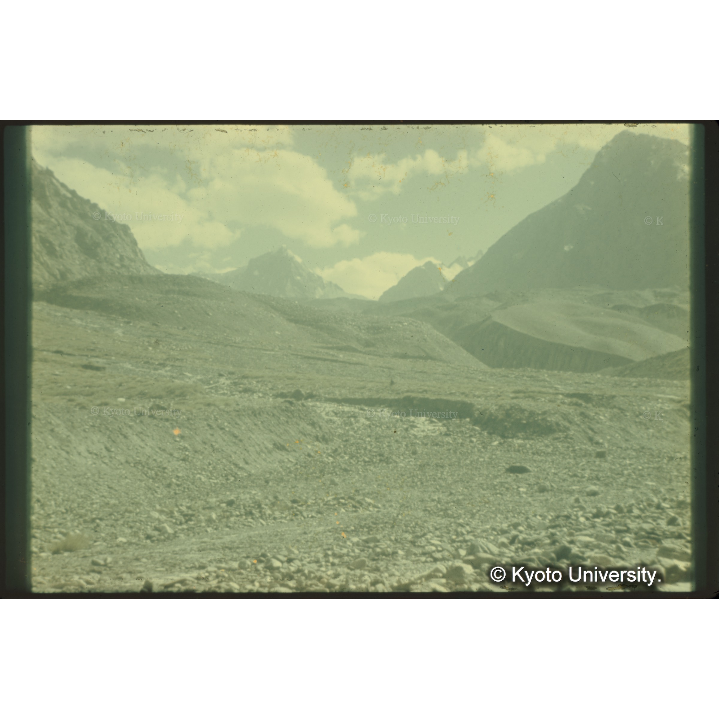 カジデー谷の奥に黒い岩屑におおわれた氷河末端があらわれた (1)