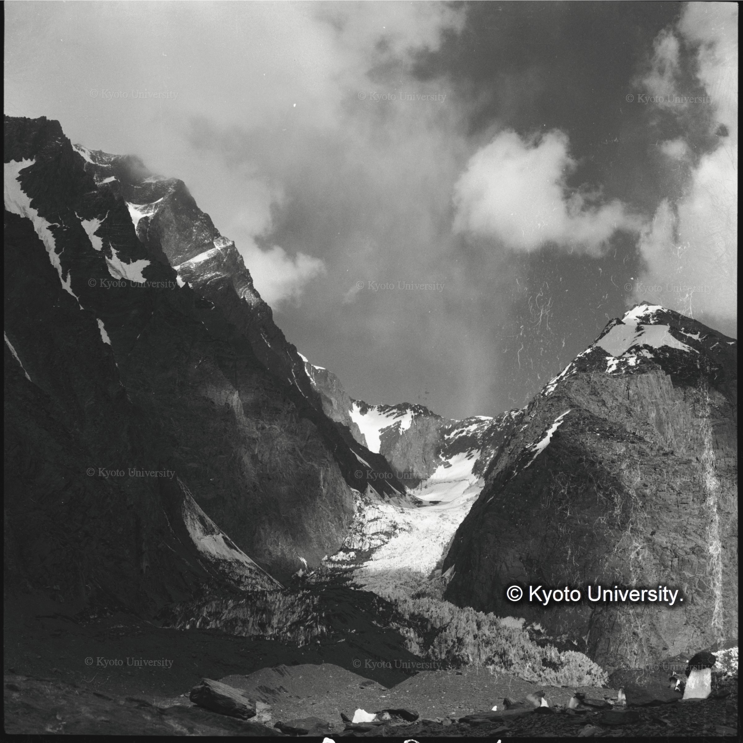 さらに上流で右岸に注ぐ支流氷河　Gores　Glacier (1)