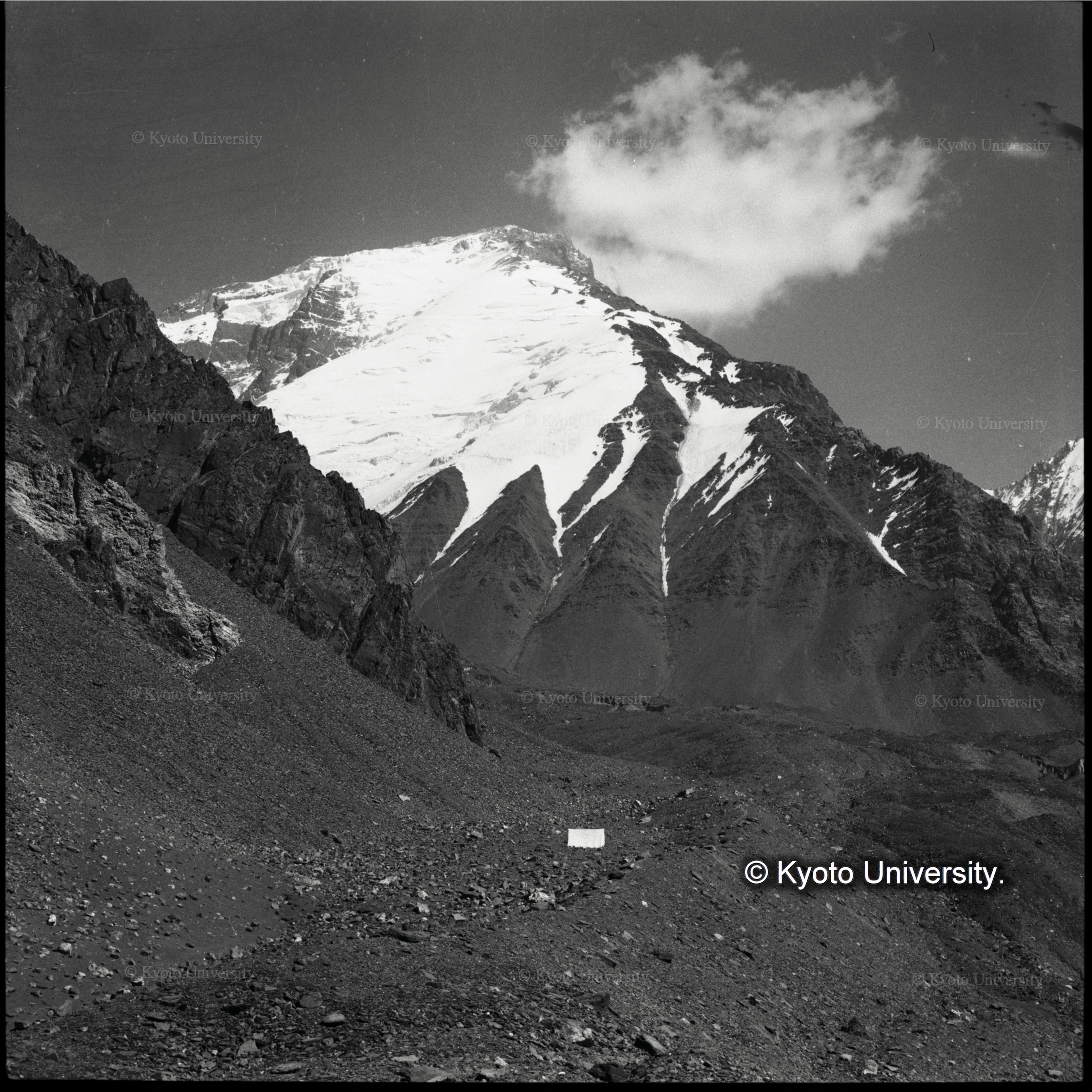 カジデー氷河上4500mから望むノシャック本峰西面　最高点は左上辺の奥 (1)