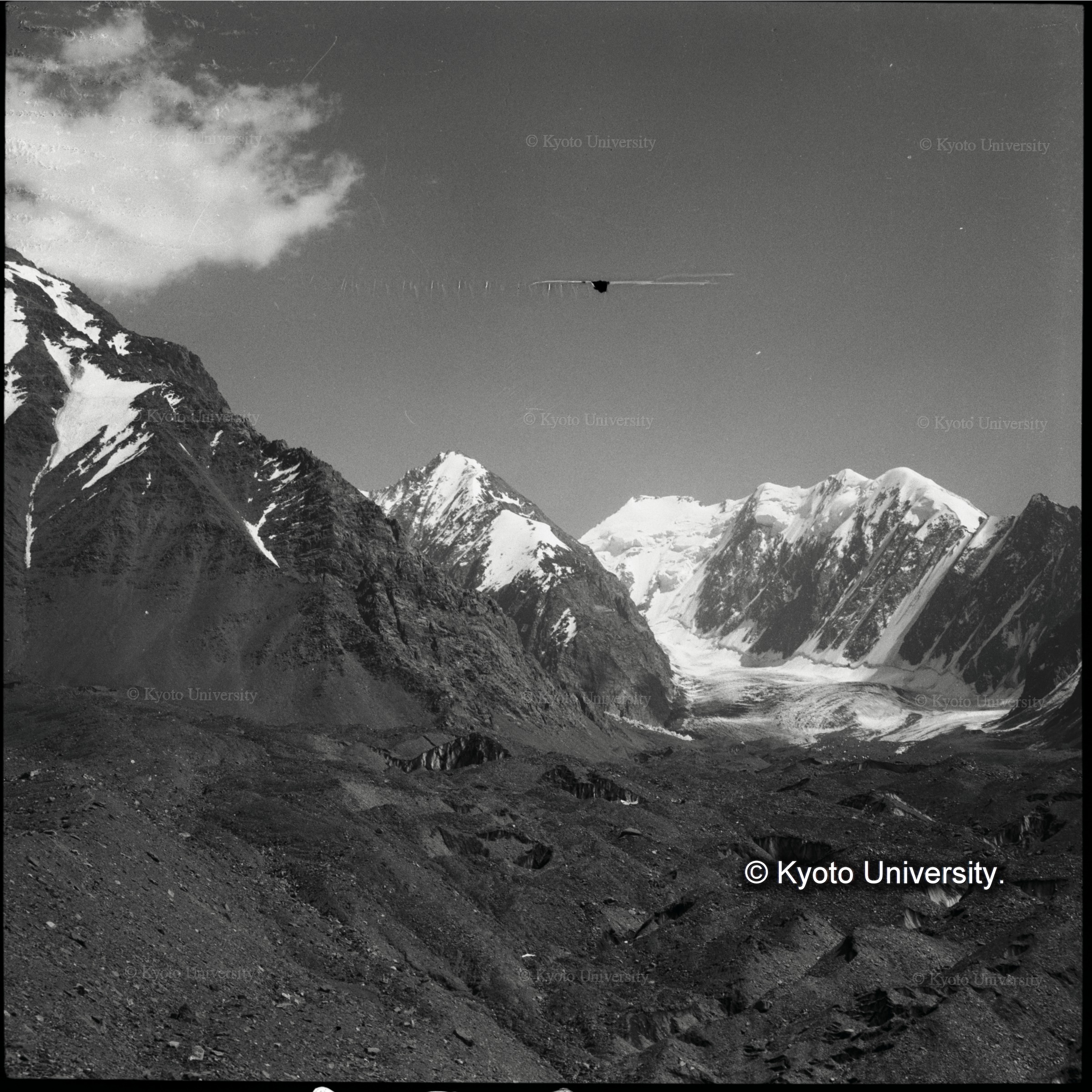 カジデー氷河源流部　　右側の稜線がパキスタンとの国境 (1)