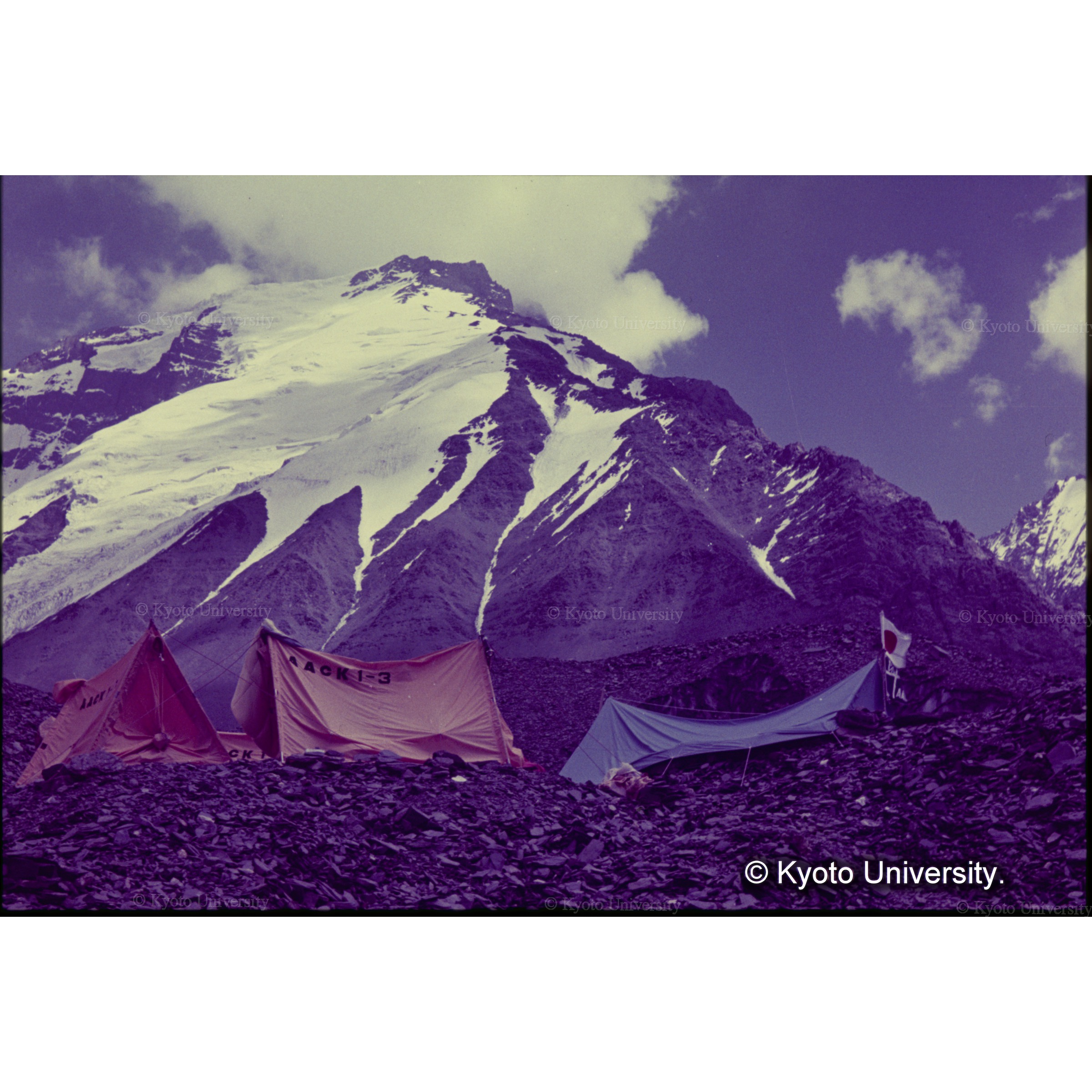 第2キャンプから頂上までの高度差は3000mに近い (1)