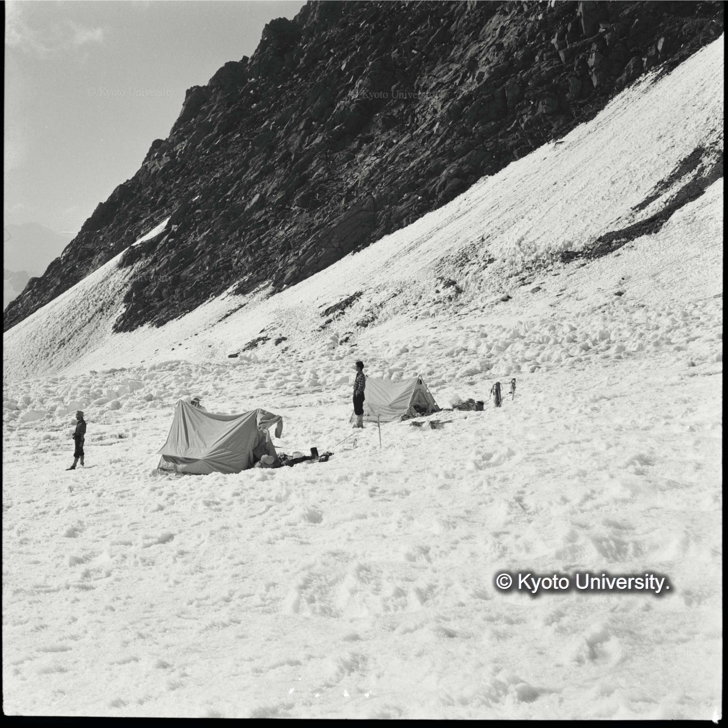 わが第3キャンプの横にポーランド隊はかれらの第?キャンプをつくった (1)