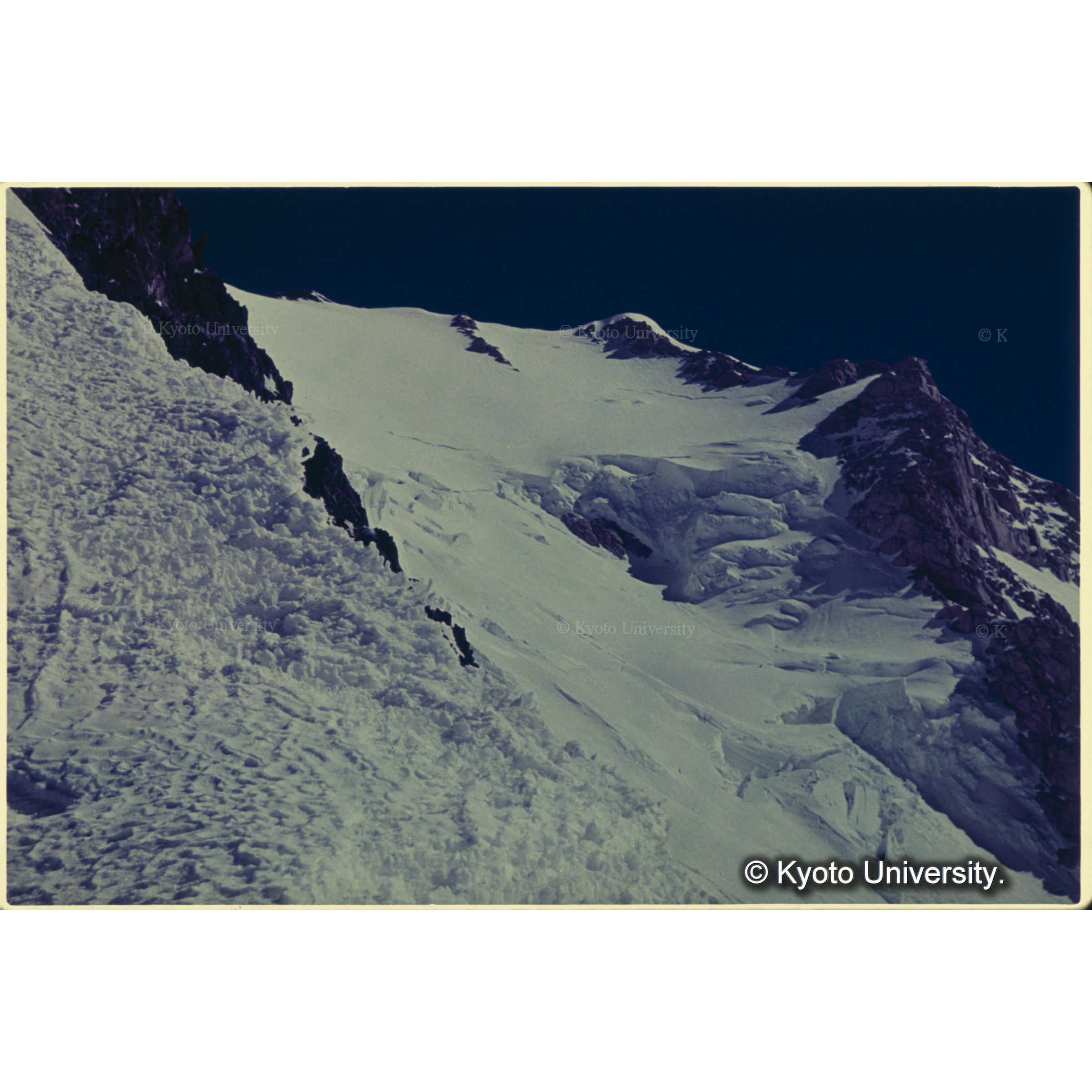 登路に使った南尾根の右側はパキスタン領ノシャック氷河におちる斜面だ (1)