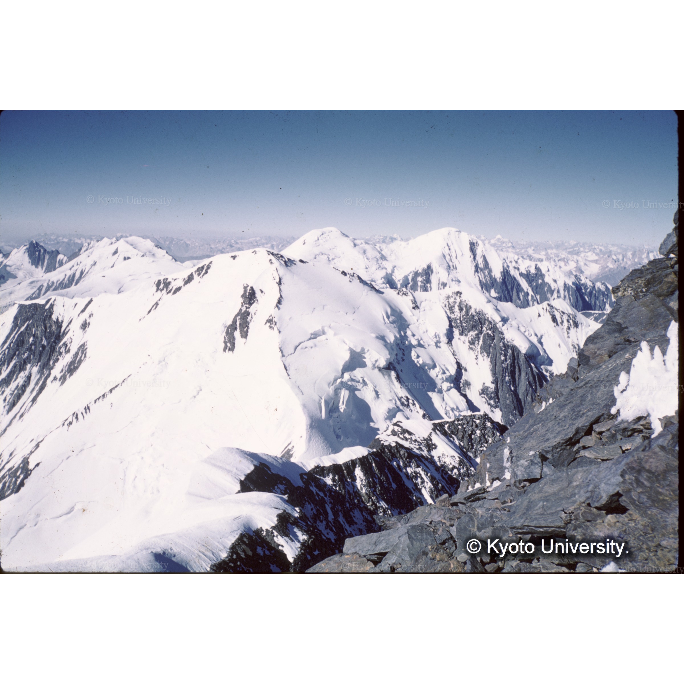 国境稜線のかなたにガジキスタン氷河流域の山々がみえた (1)