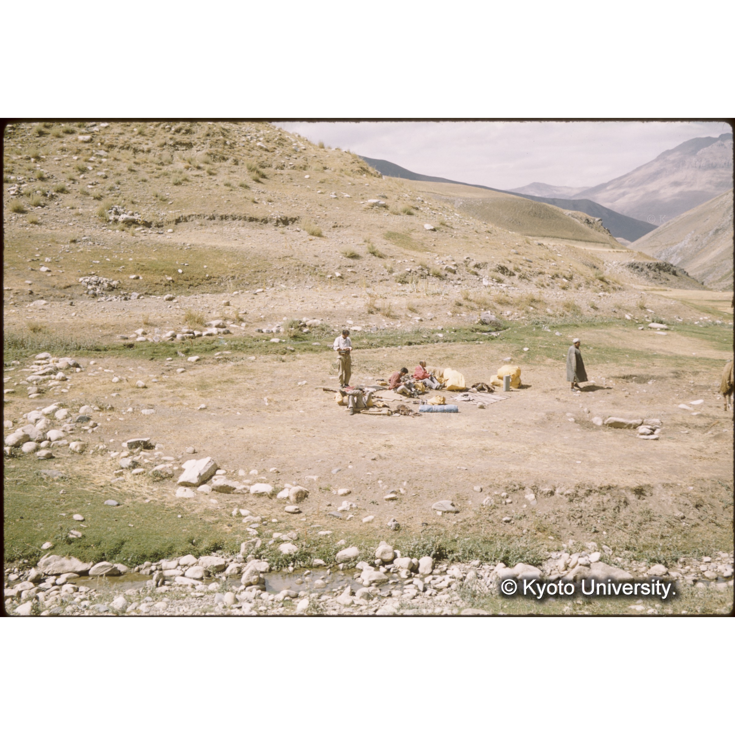 騎馬の旅の1日が終わり私たちはその日の泊まり場に着いた (1)