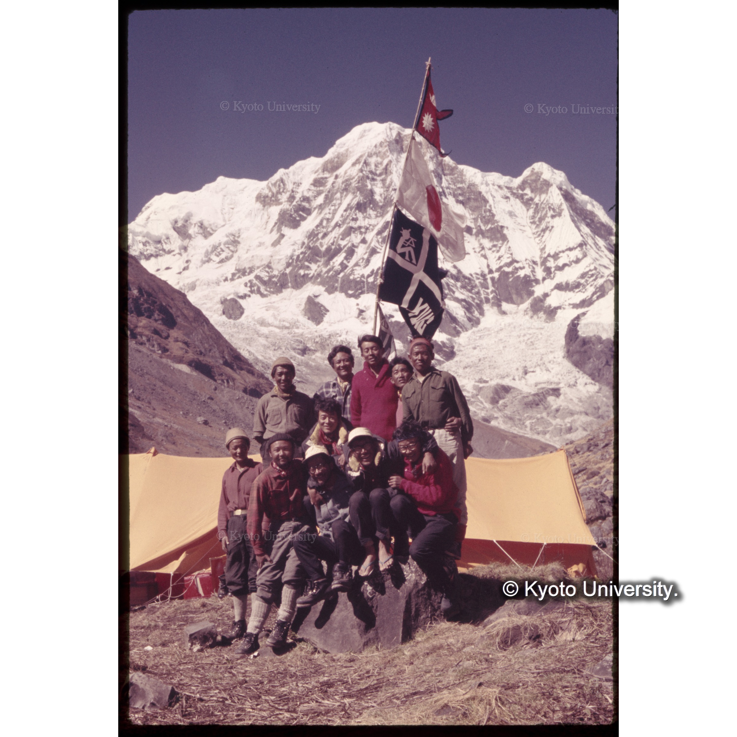 64GANカバー写真（京大山岳部隊初登頂成功後BCにて隊員・シェルパ） (1)