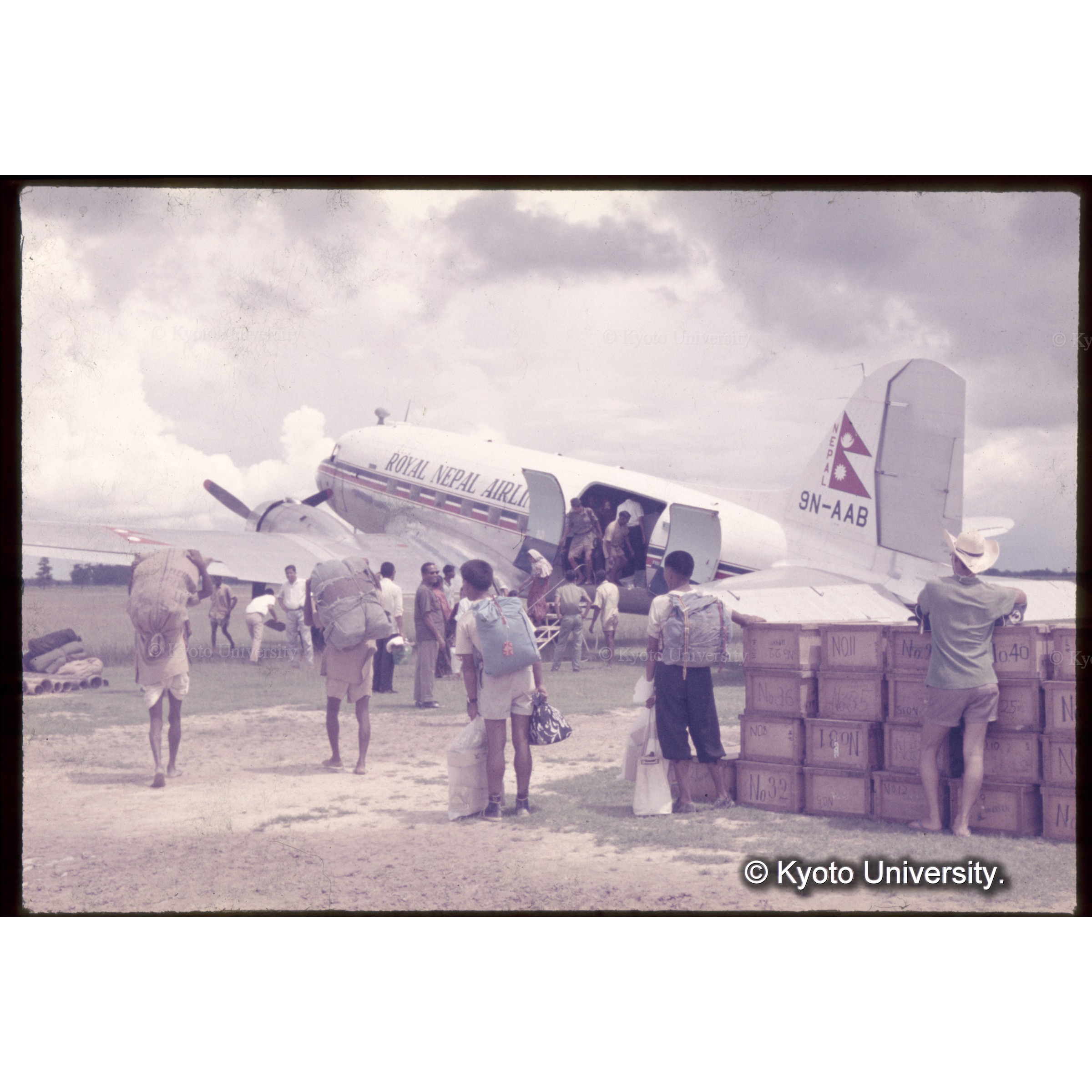 ポカラ空港にバイラワより隊荷・メンバー到着 (1)