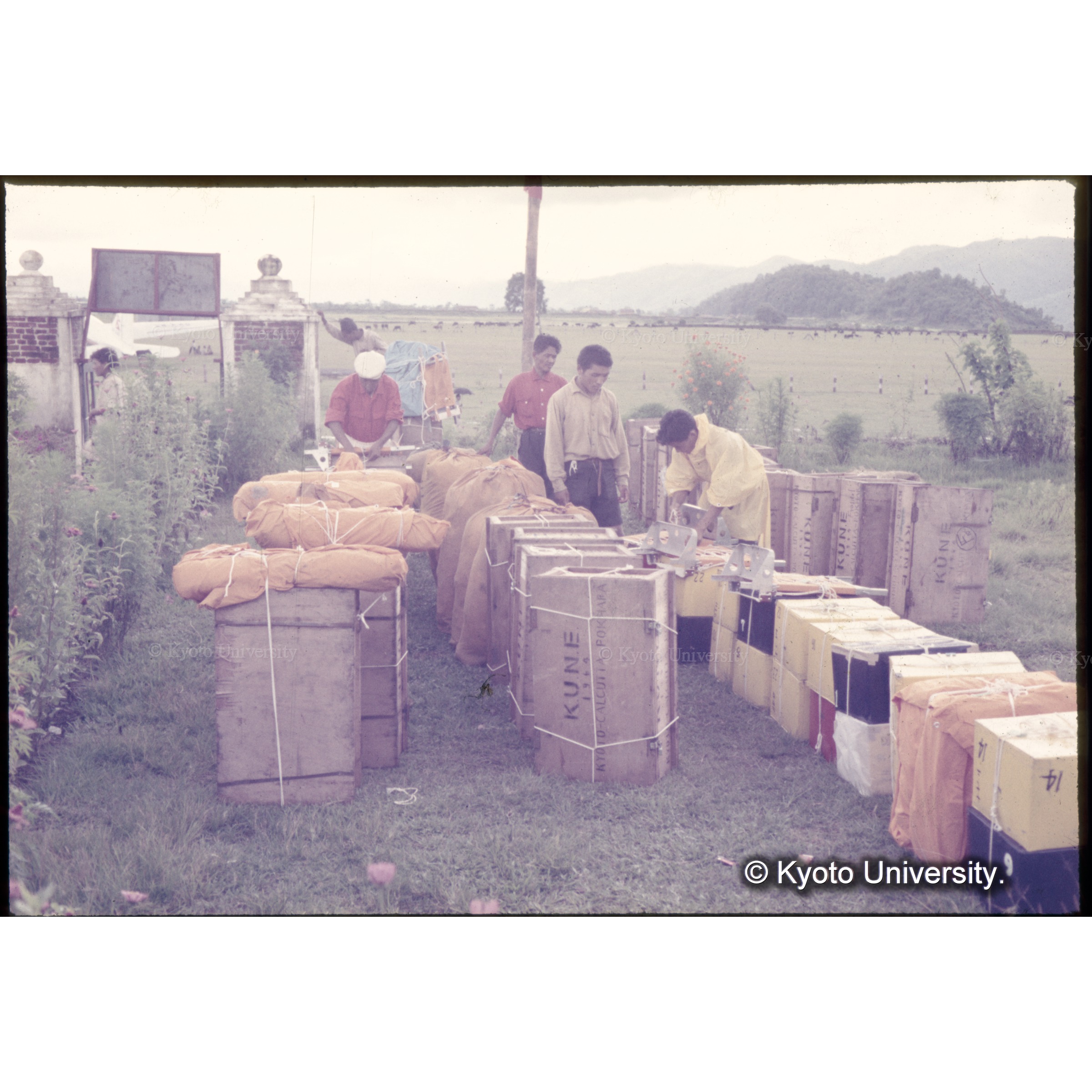 ポカラでキャラバンの荷物を整える (1)