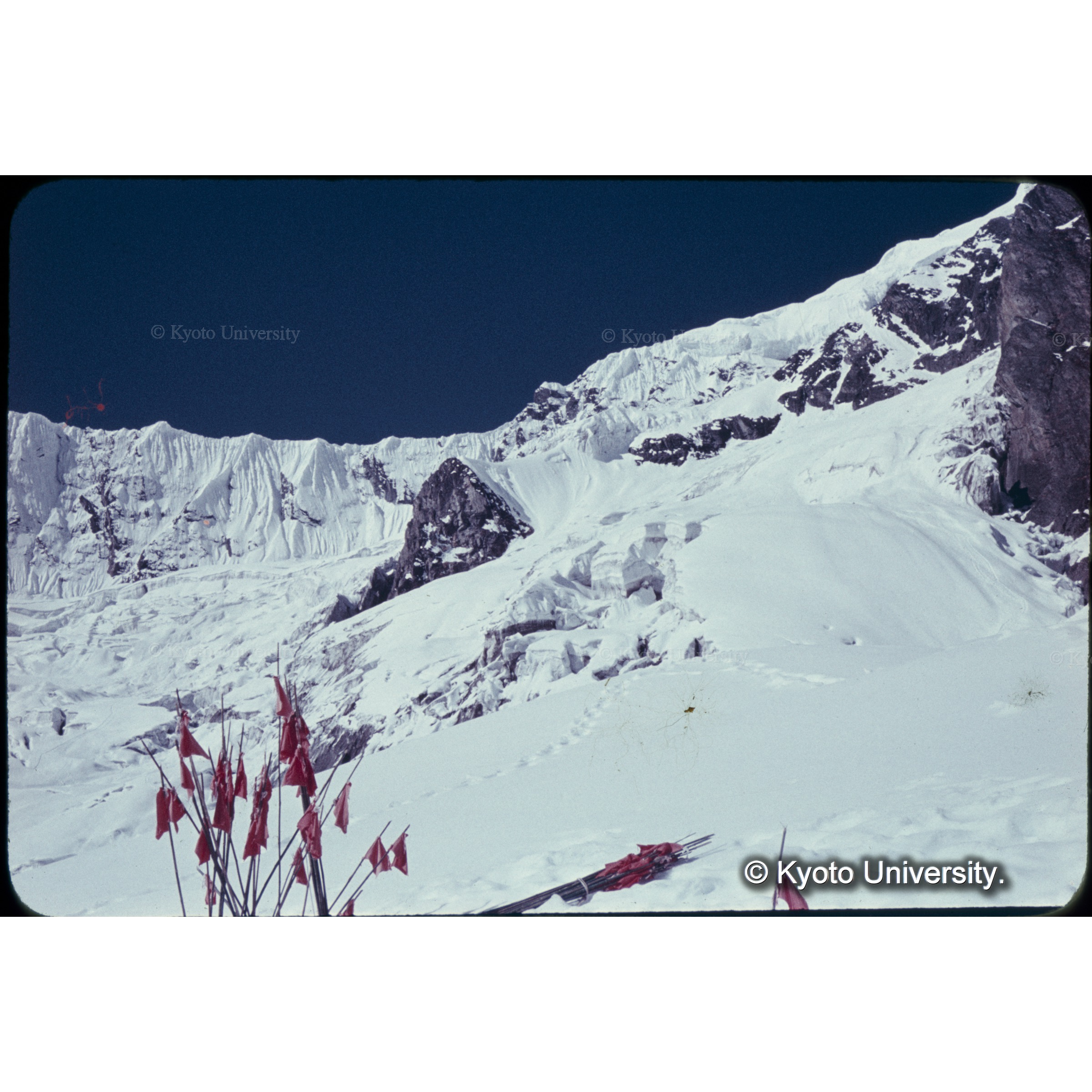 Ｃ２から登攀ルートを見上げる (1)