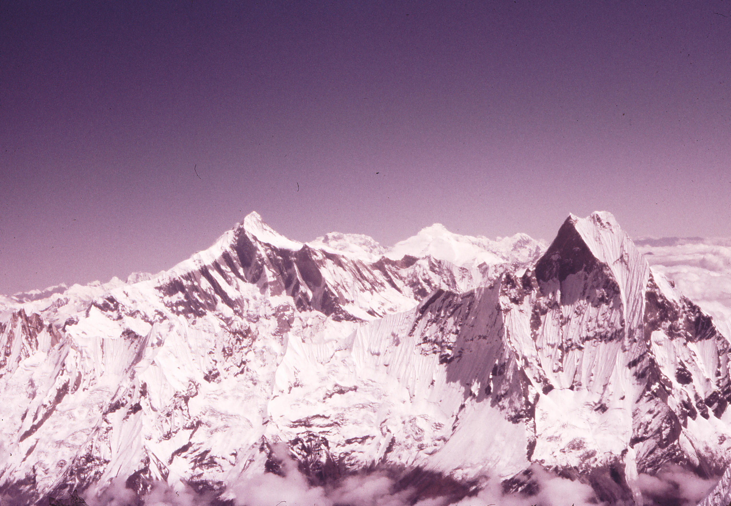 マチャプチャリとアンナプルナＩＩの間にヒマルチュリとピーク29を遠望 (1)