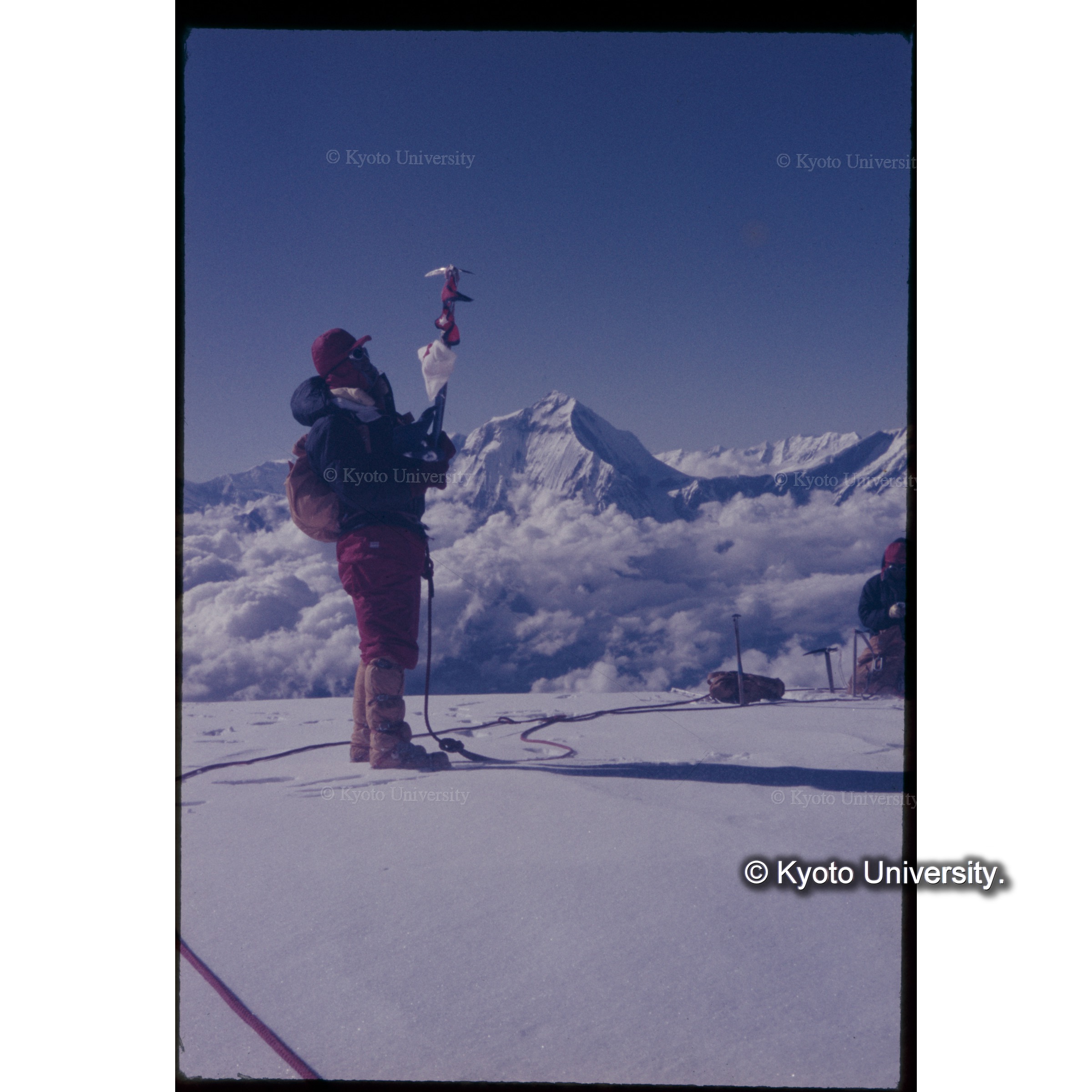 ガネッシュ中央峰頂上の吉野とダウラギリ I 峰 (1)