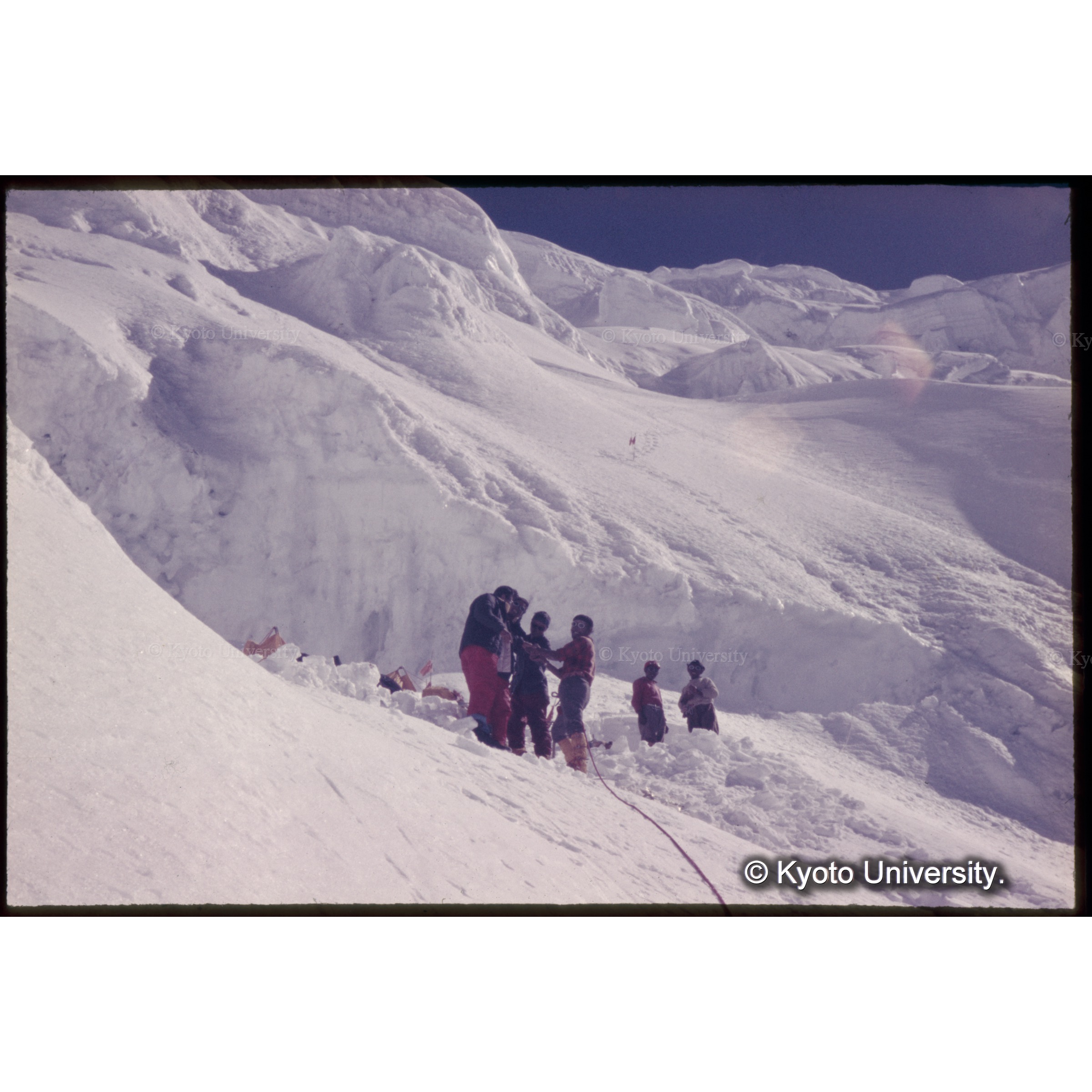 Ｃ５で第２次アタック隊（中央：樋口）を迎える (1)