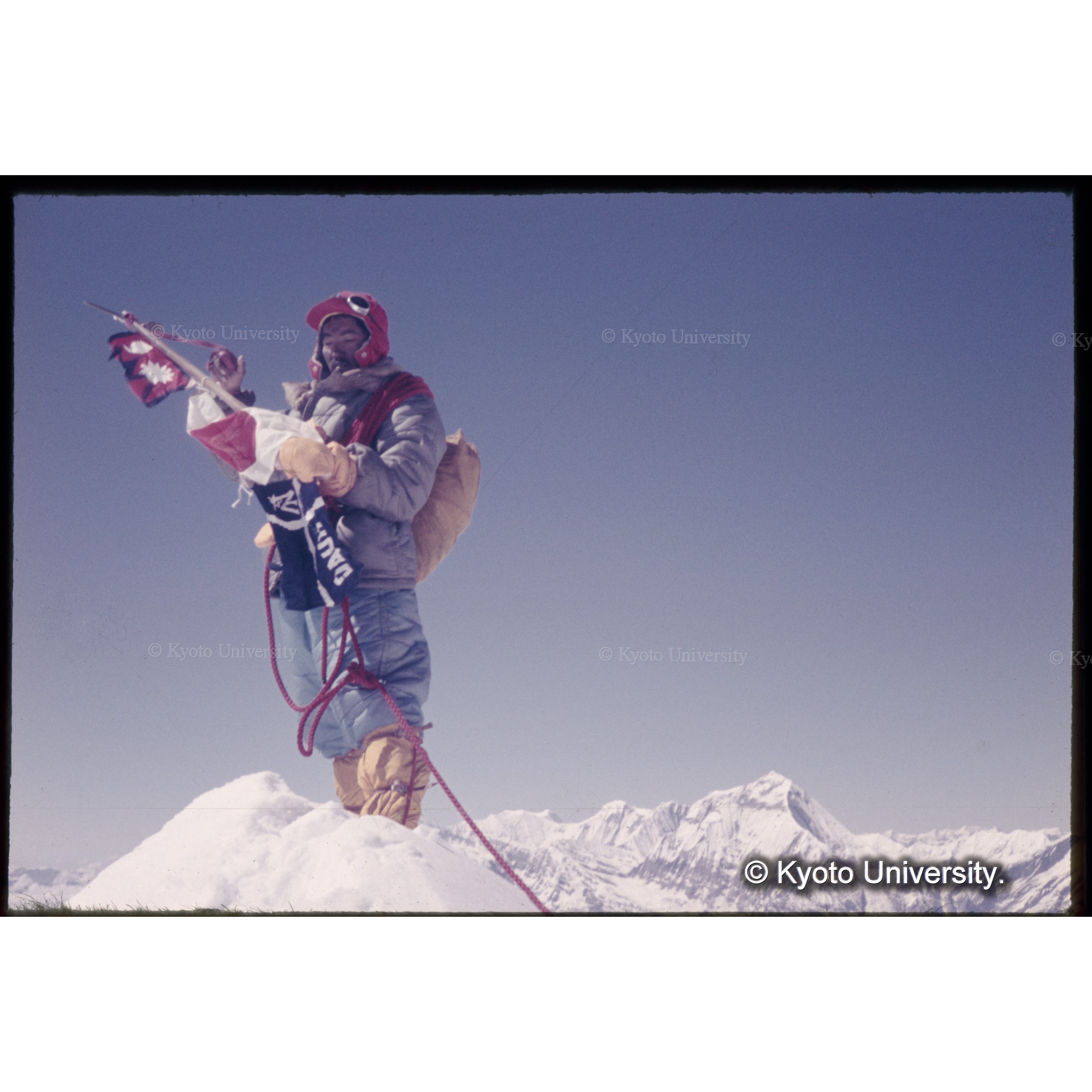 ガネッシュ最南峰頂上に立つミンマ・ツエリン (1)