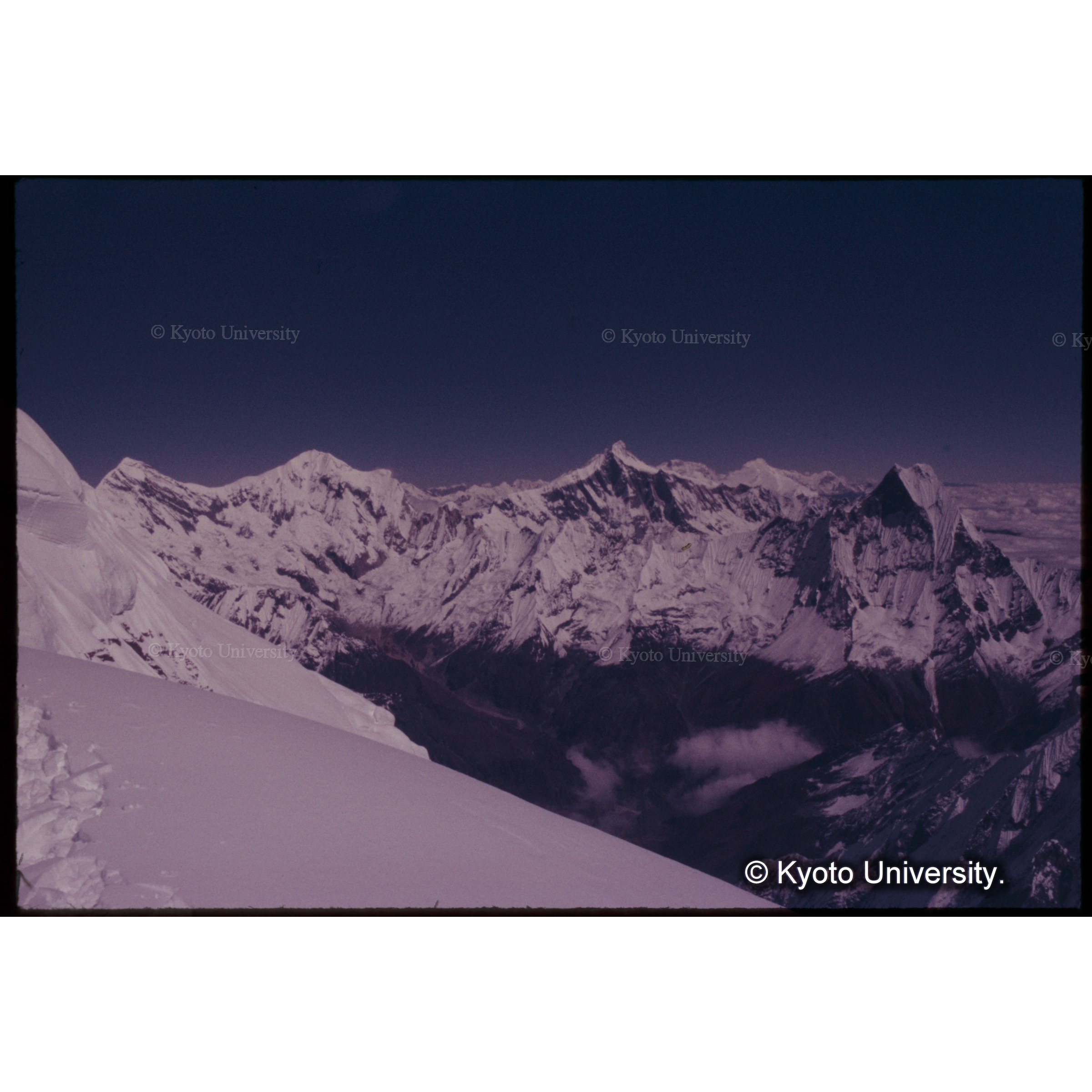 北峰アタック隊の到達点から東方の峰々 (1)