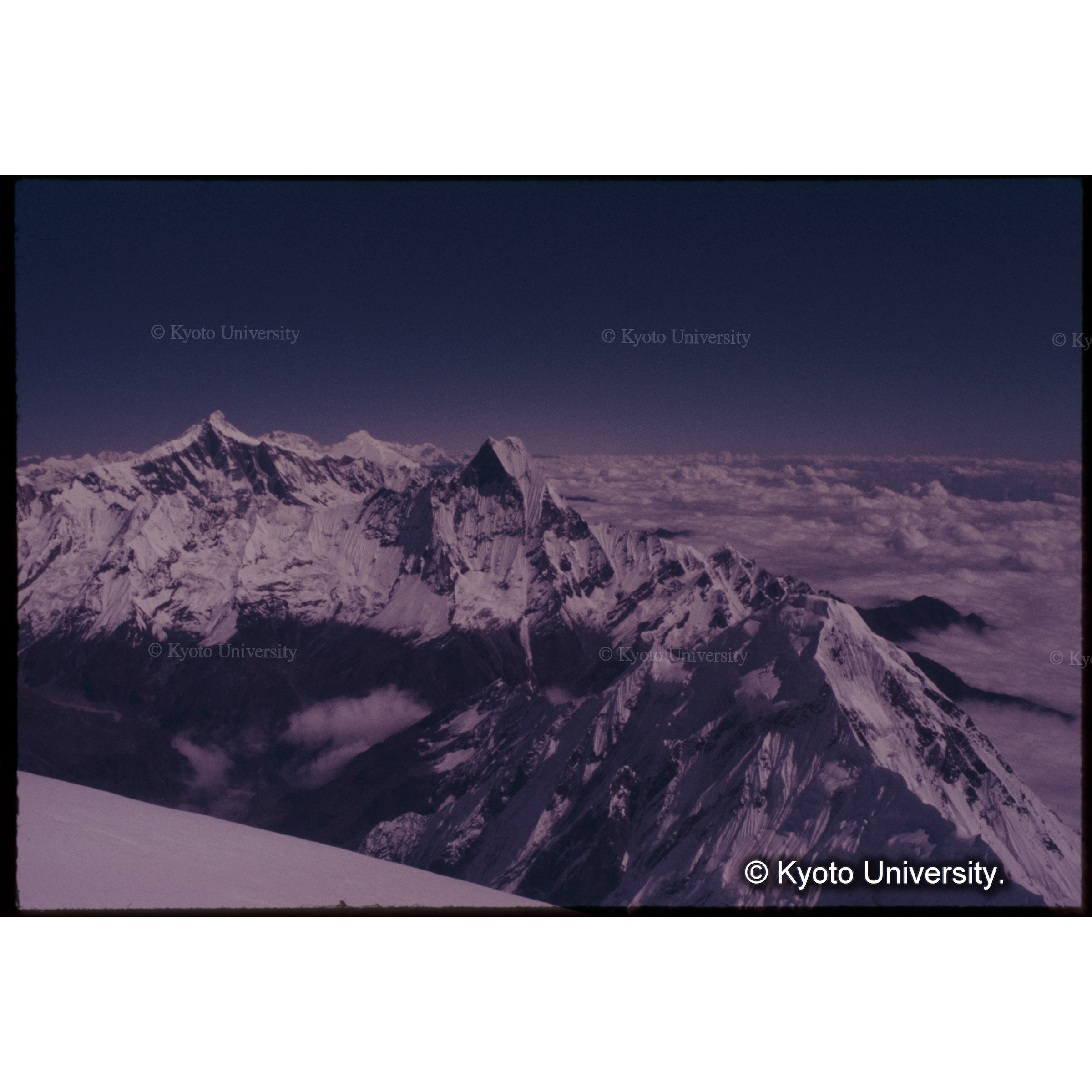 北峰アタック隊の到達点から東方の峰々。右手前にヒウンチュリ頂上部 (1)